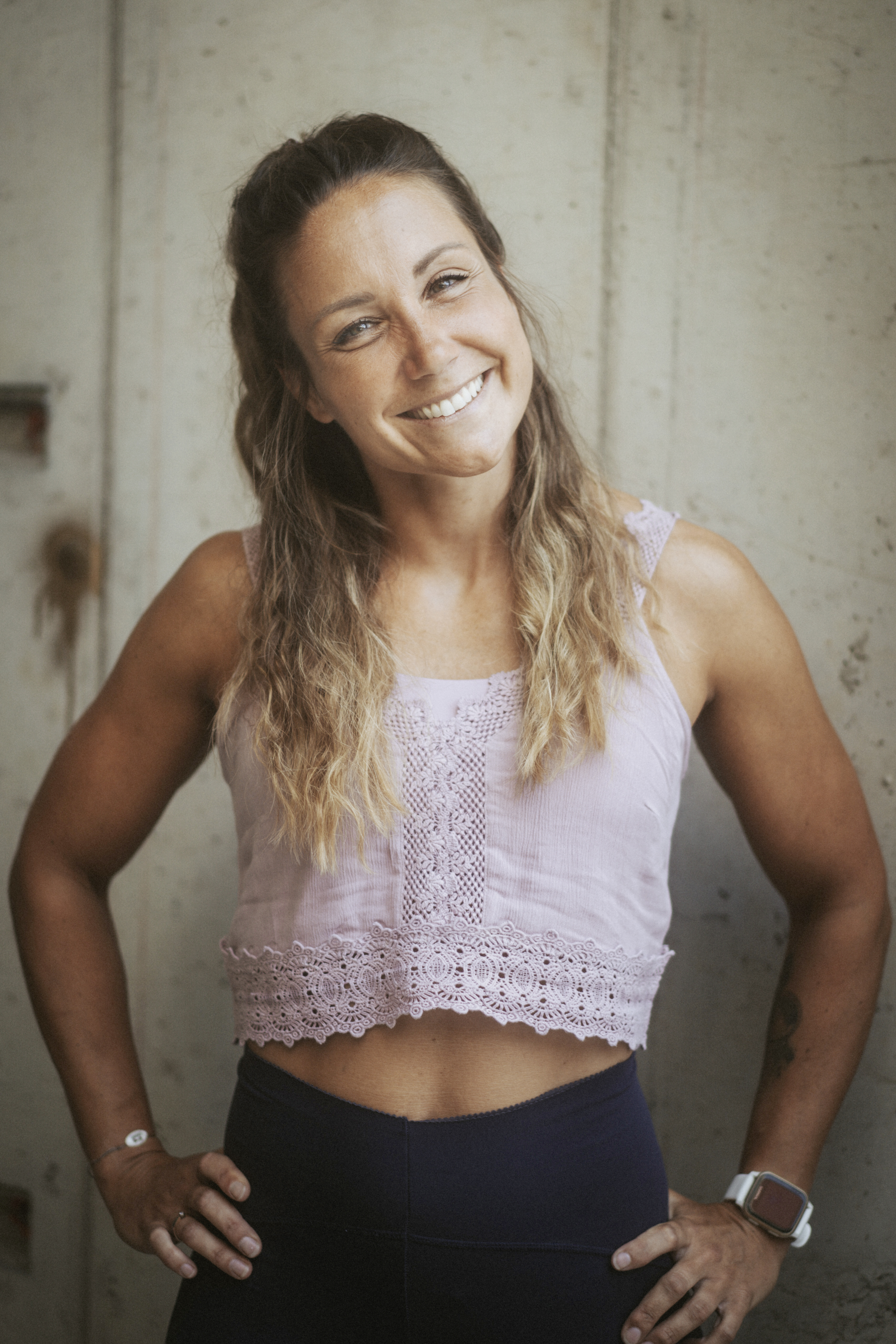 Eine Frau lächelt in die Kamera