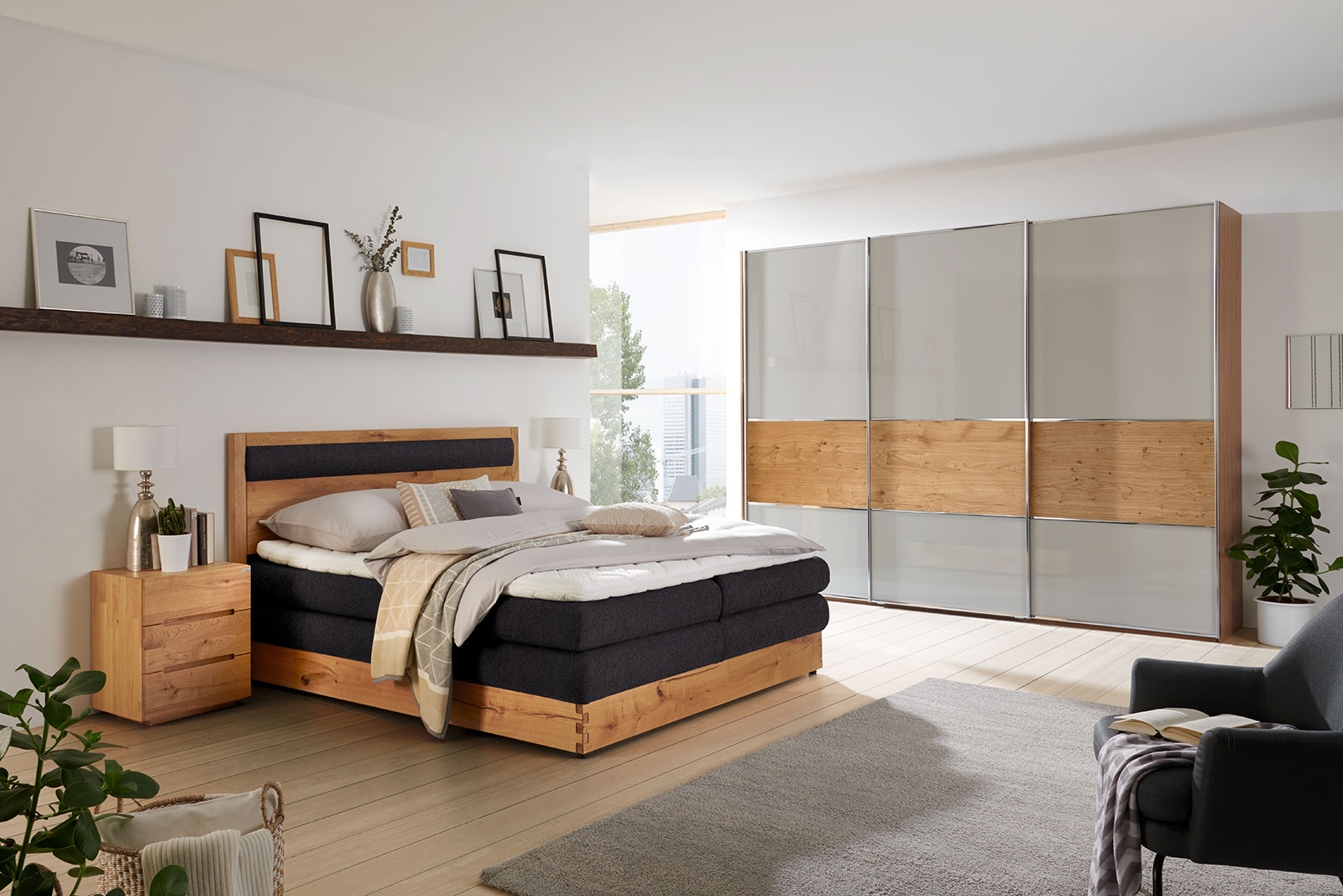 Boxspringbett in Schwarz-Holz-Optik | Credit: XXXLutz