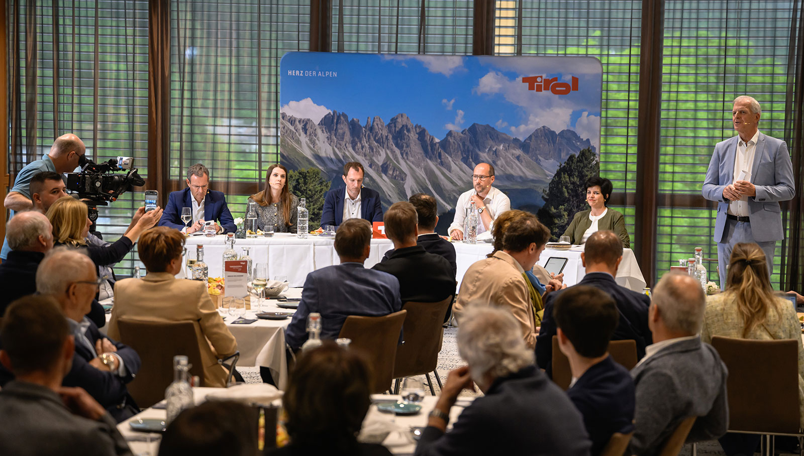 Podiumsdiskussion mit zahlreichen Gästen | Credit: Tirol Werbung / Franz Oss