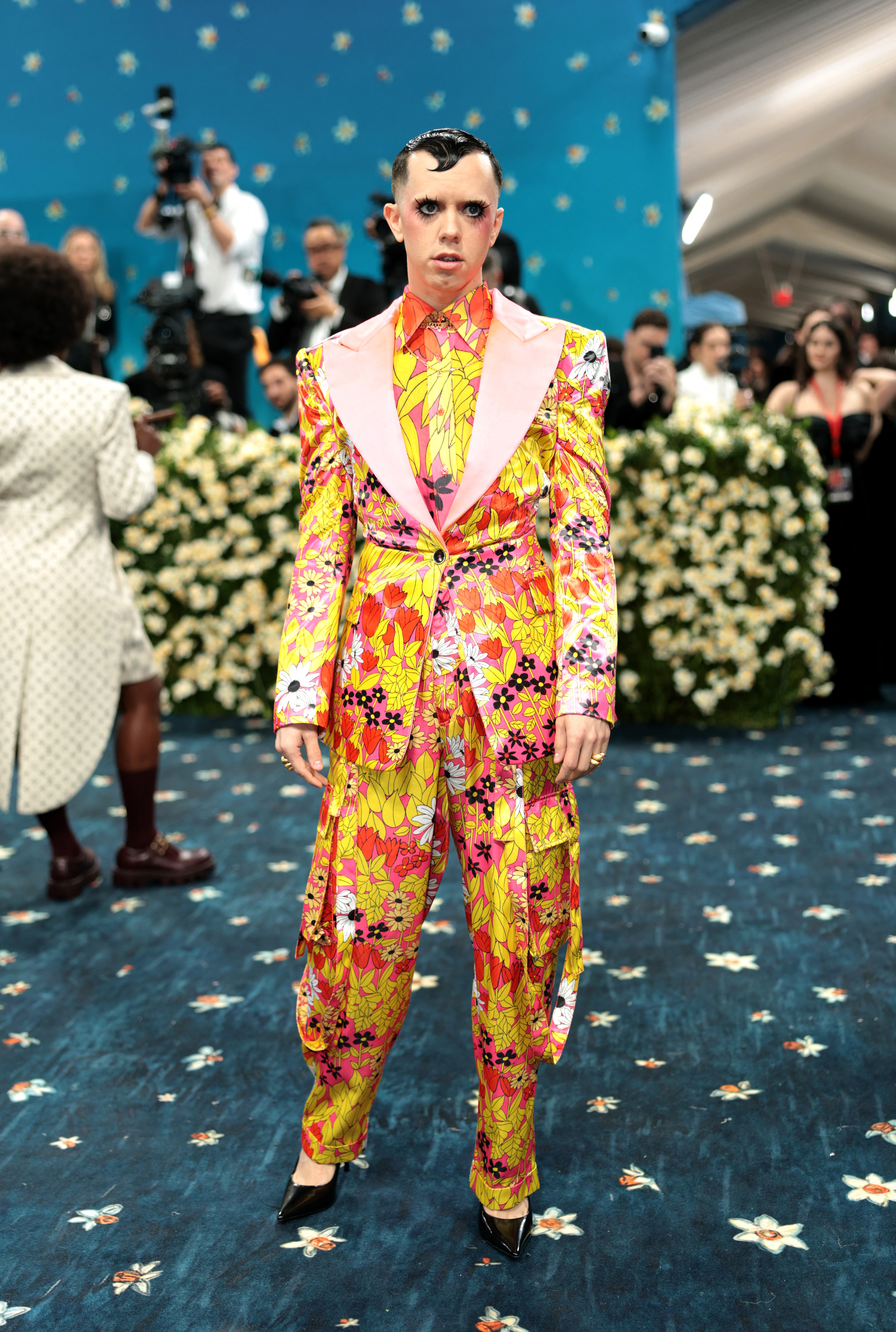 Mann in einem bunten Anzug