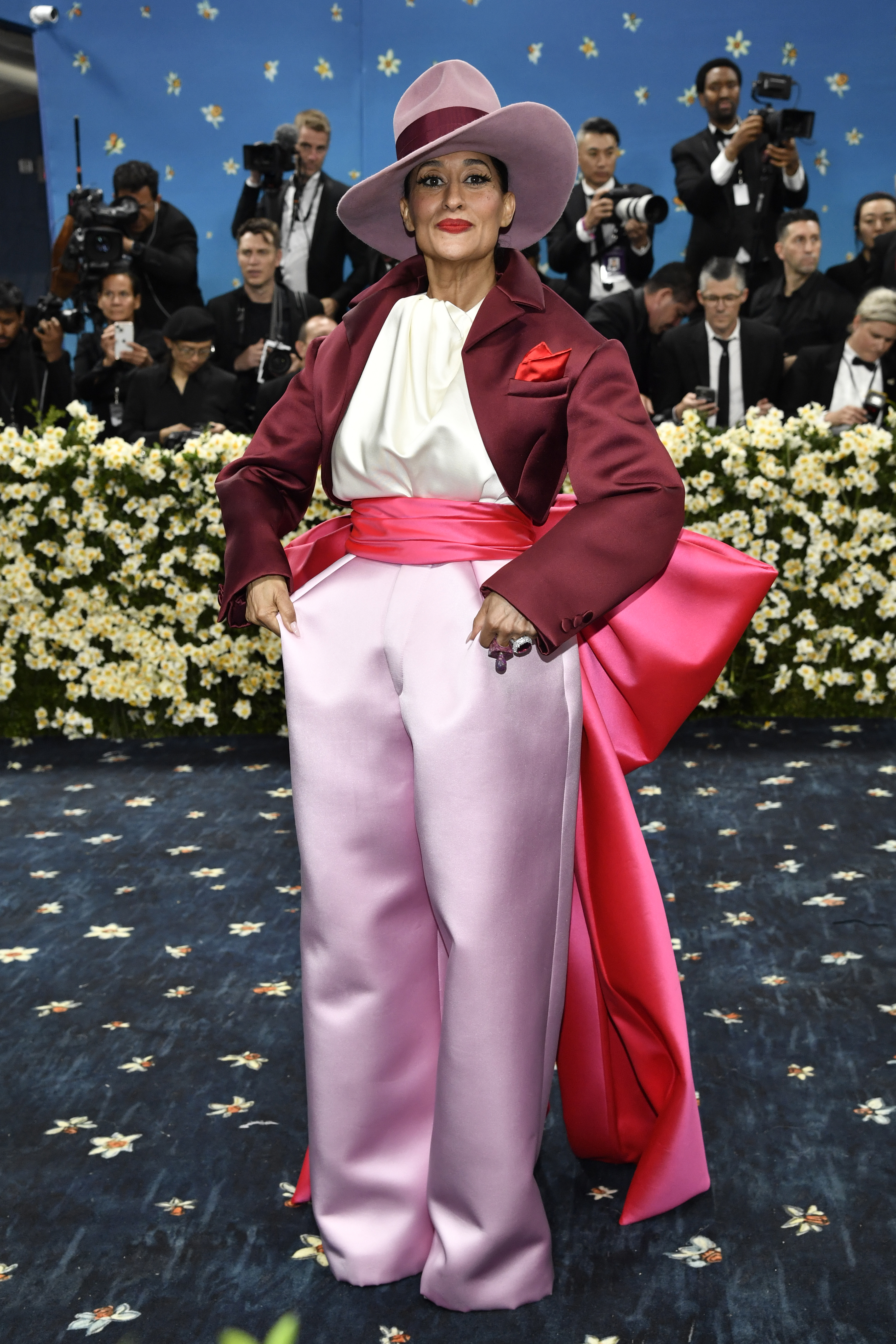 Frau in einem bunten Outfit mit Hut