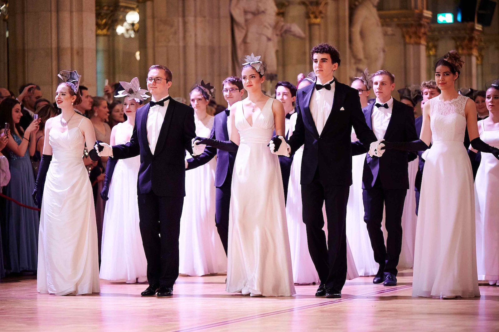 Paare beim Einzug in den Festsaal