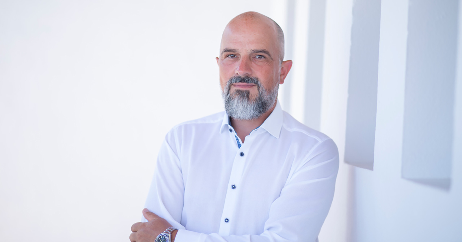 Portraitaufnahme von Erol Wieldt, General Manager und  Geschäftsführer des Aldiana Club Salzkammergut und der GrimmingTherme.