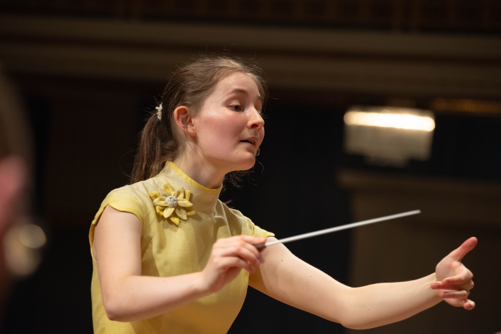 Porträt der Komponistin beim Dirigieren