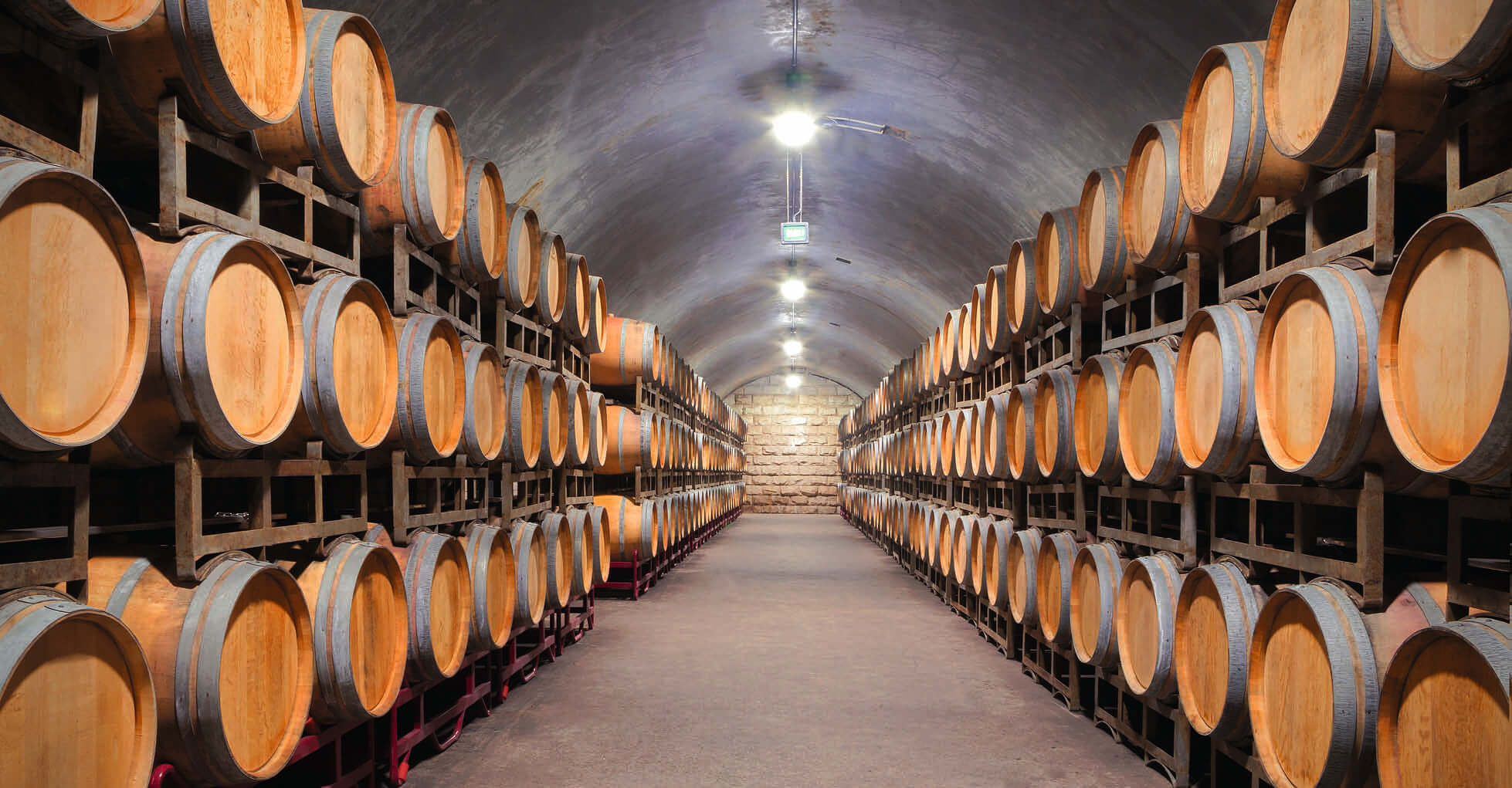Schottischer Whisky verbringt viele Jahre in Eichenfässern, wo er Charakter, Tiefe und unverwechselbare Aromen entwickelt.