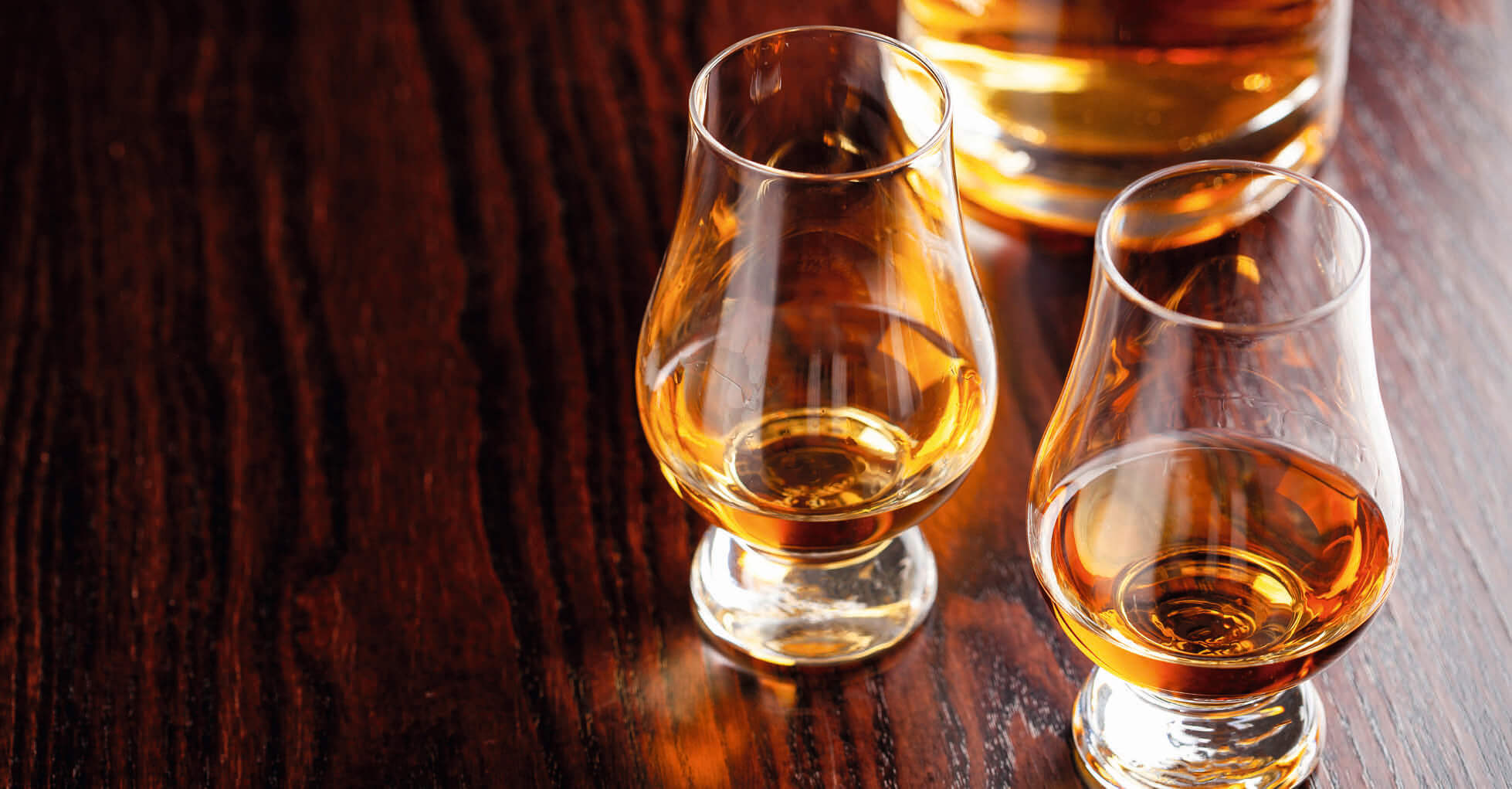 GENUSS-BOOST. Ein ­ideales Whisky-Glas ist tulpenförmig, leicht bauchig, mit verengter Öffnung – es fokussiert die Aromen und verstärkt das Geschmackserlebnis.