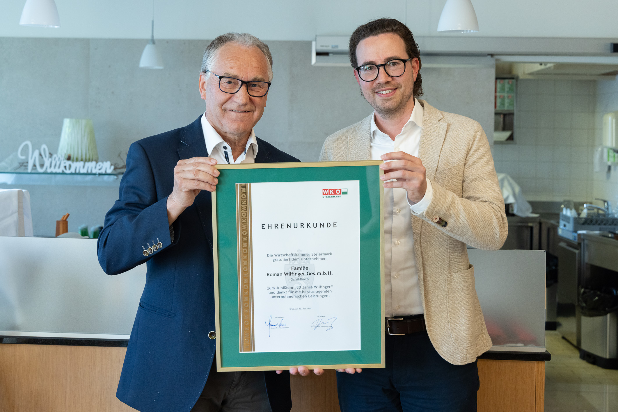 Zwei Männer mit einer Urkunde