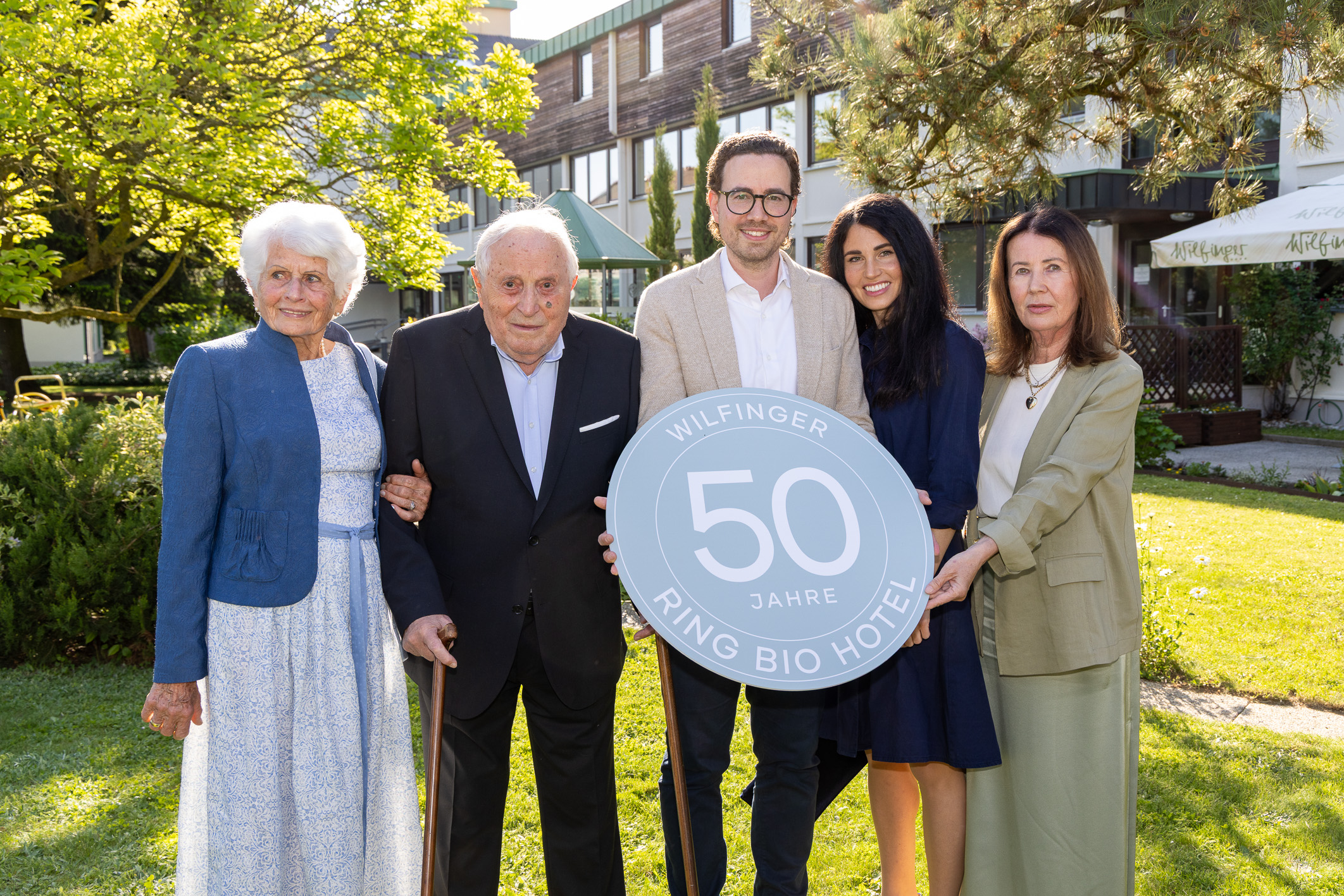 Eine Gruppe von Menschen, ein Mann hält ein Schild