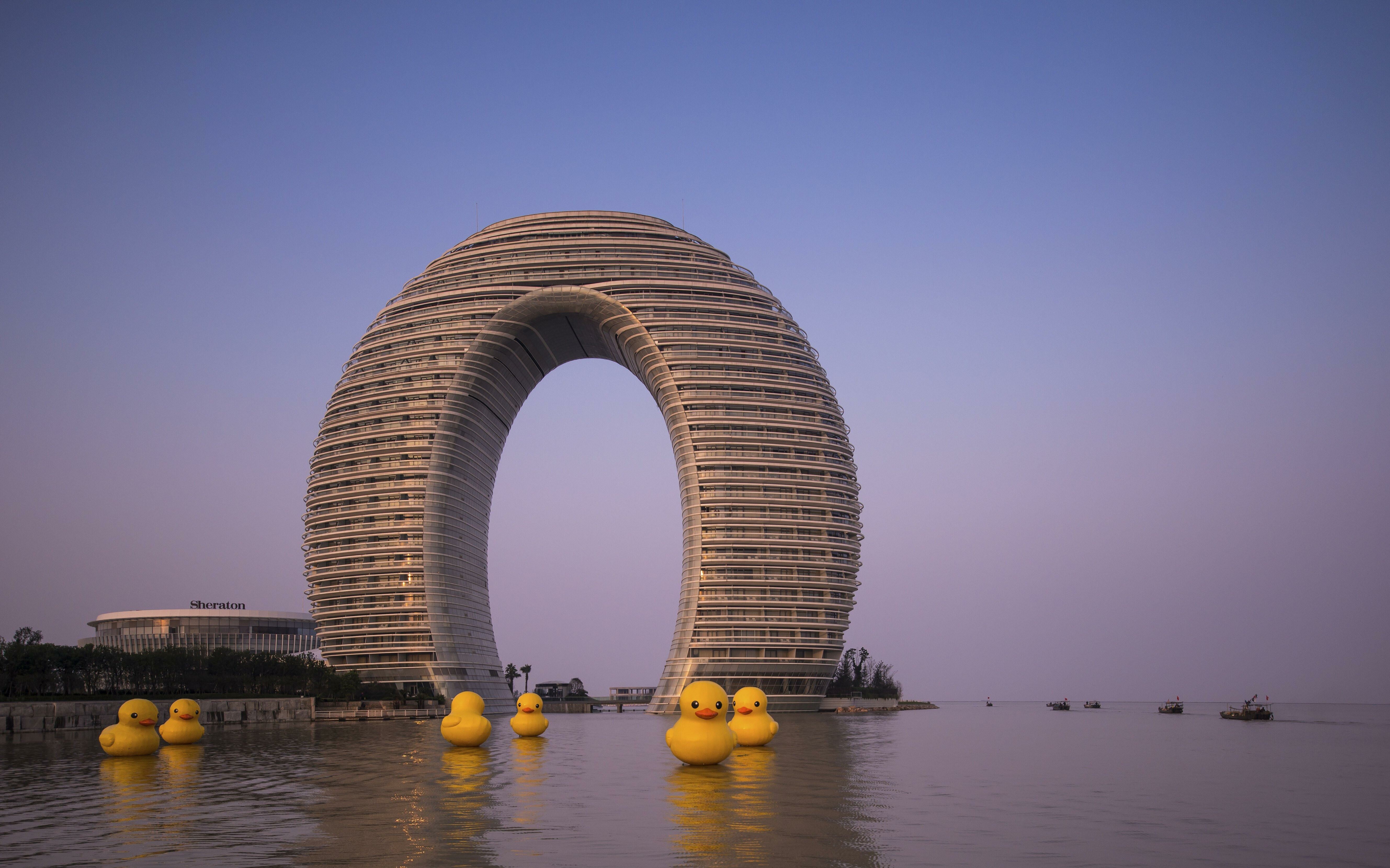 Aufnahme des Sheraton Huzhou Hot Spring Resort, das die Form eines Hufeisens aufweist und am Ufer des Flusses &quot;Tai Hu&quot; liegt