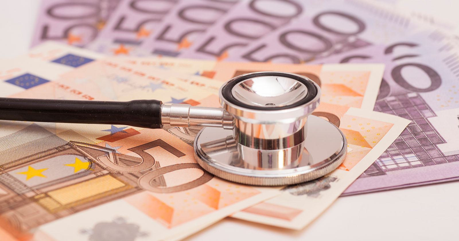 Euro-Banknoten auf denen ein Stethoskop liegt