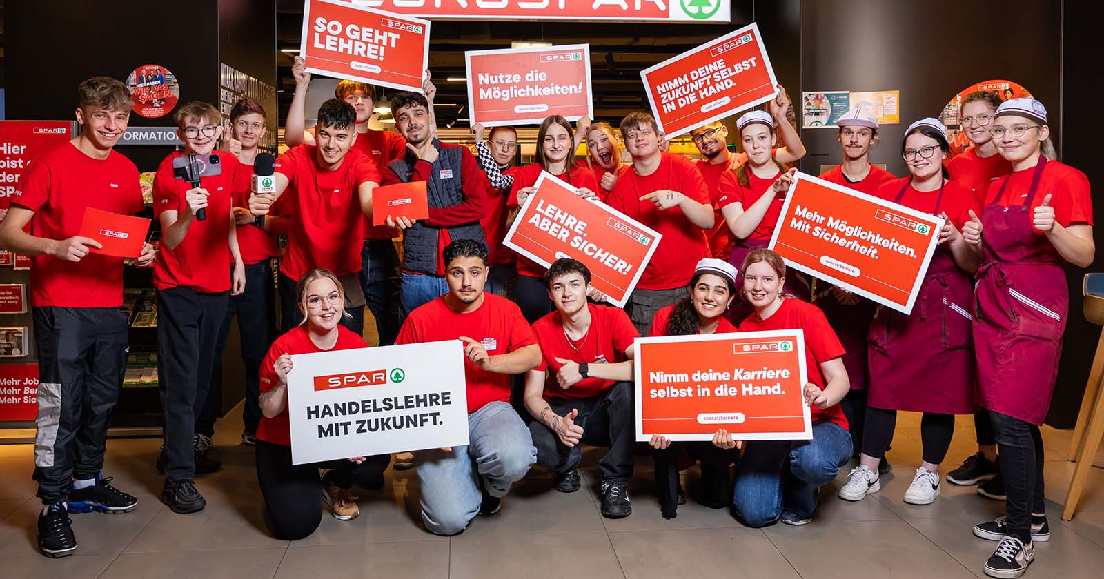 Lehrlinge der Supermarktkette SPAR vor dem EUROSPAR-Markt in der Grazer Sackstraße