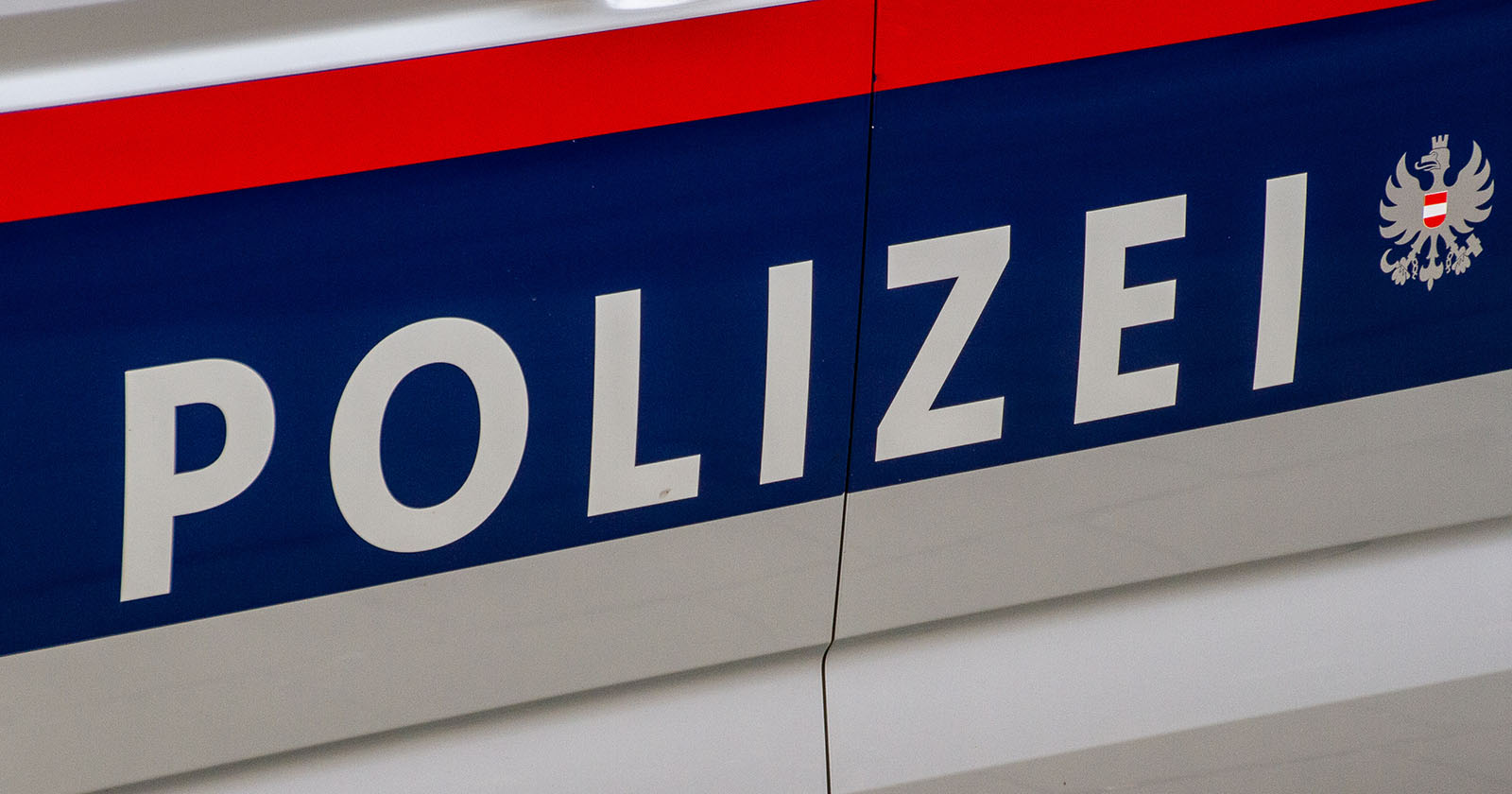 Symbolbild – Schriftzug „Polizei“ an der Seite eines Einsatzfahrzeuges