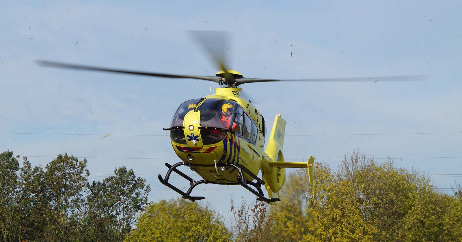 Symbolbild – Ein gelber Rettungshubschrauber setzt zur Landung an