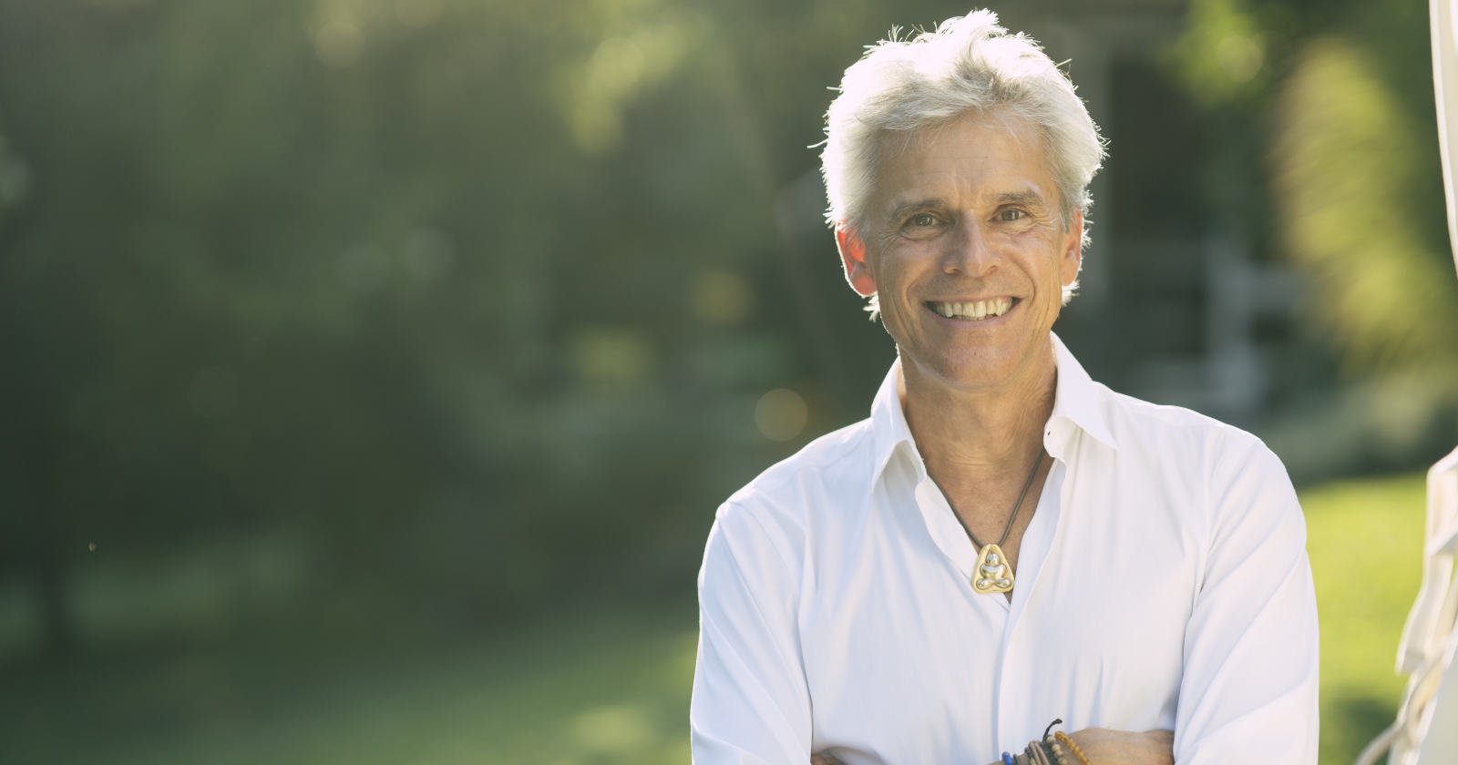 Mann in weißem Hemd lächelt in die Kamera