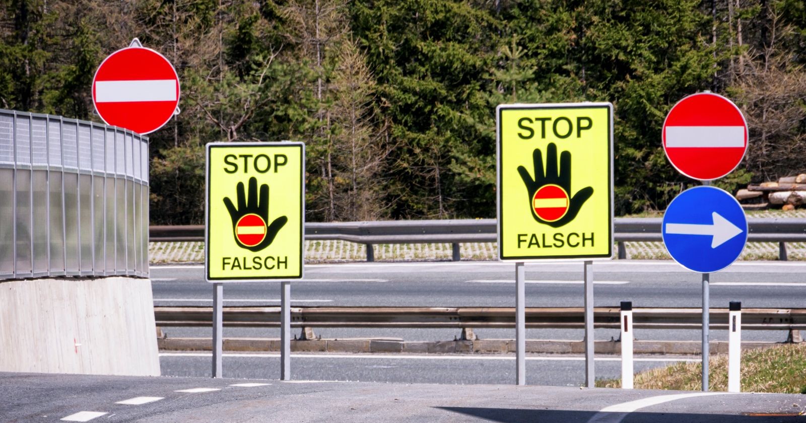 Warnschild auf Autobahn