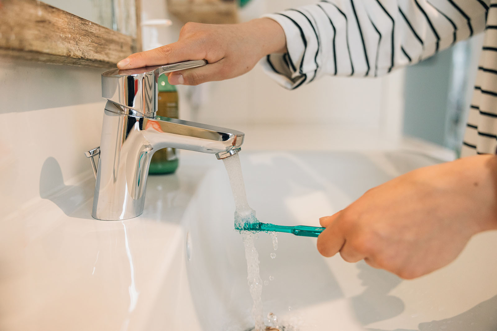 Badarmaturen werden mit Zahnbürste gereinigt | Credit: iStock.com/Amparo Garcia