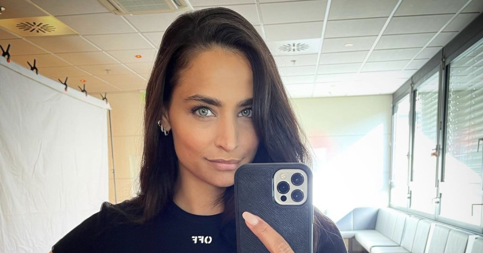 Amira Aly mit Handy im Spiegel