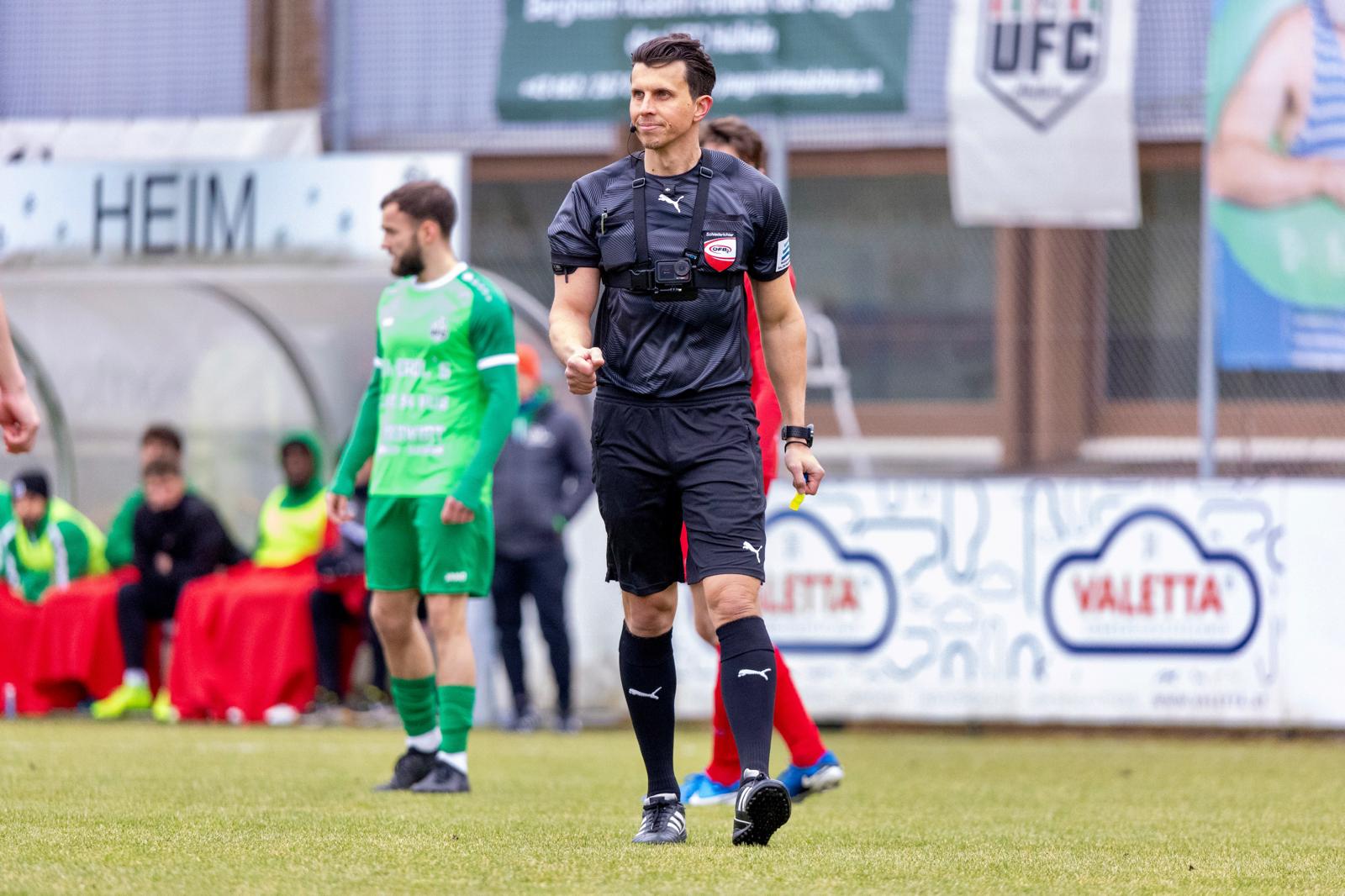 Schiedsrichter Andreas Peitler im Einsatz – ausgestattet mit modernster Technik zur Spielleitung.
