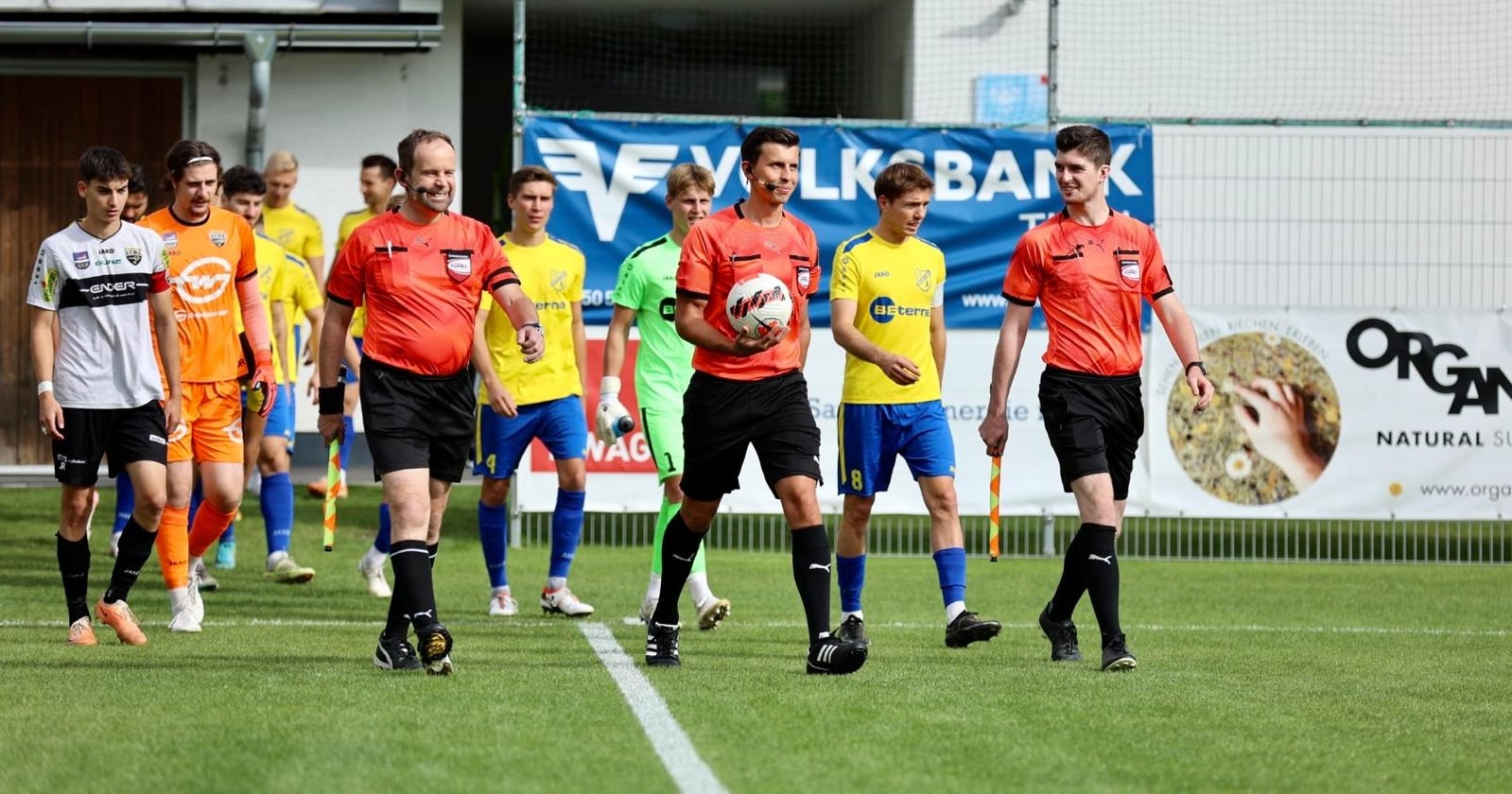 Schiedsrichter Andreas Peitler (Bildmitte) hat bereits über 300 Spiele geleitet – trotz Personalmangel bleibt er dem Fußball-Unterhaus treu.