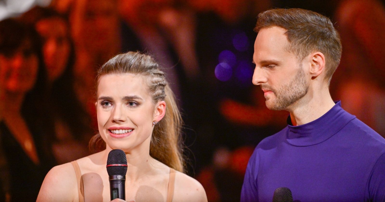 Anna Strigl spricht und Herby Stanonik sieht sie an.