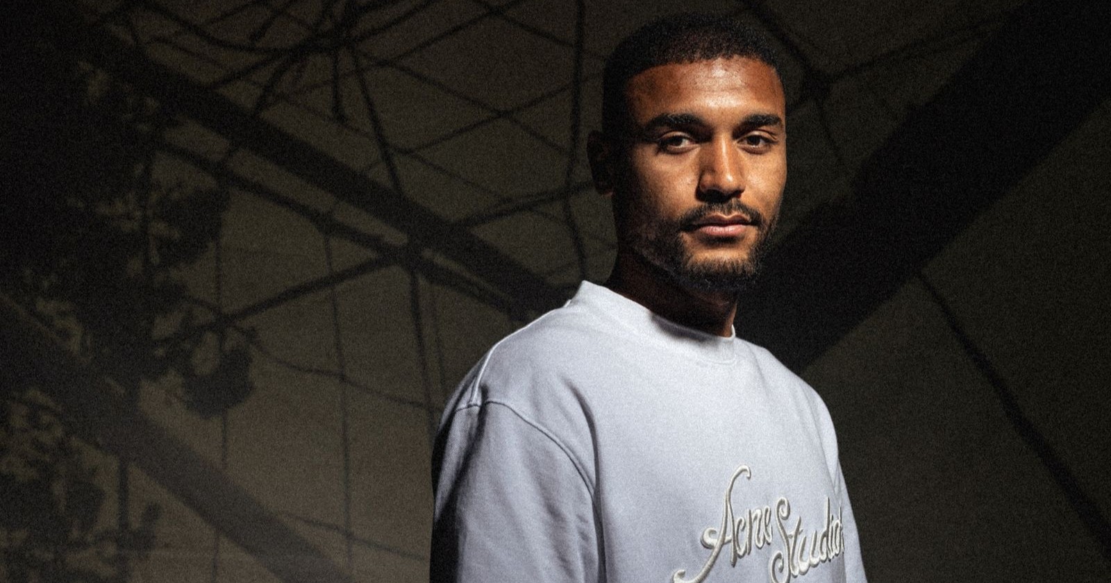 Stürmer Maurice Malone vor dunklem Hintergrund