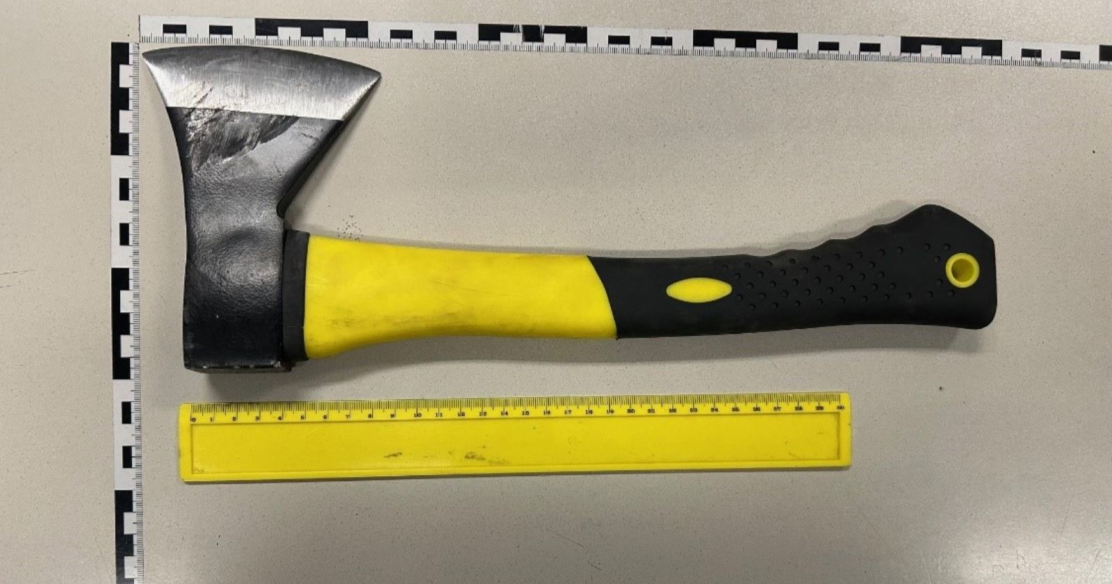 Axt mit gelb-schwarzem Griff, die von allen Seiten vermessen wird
