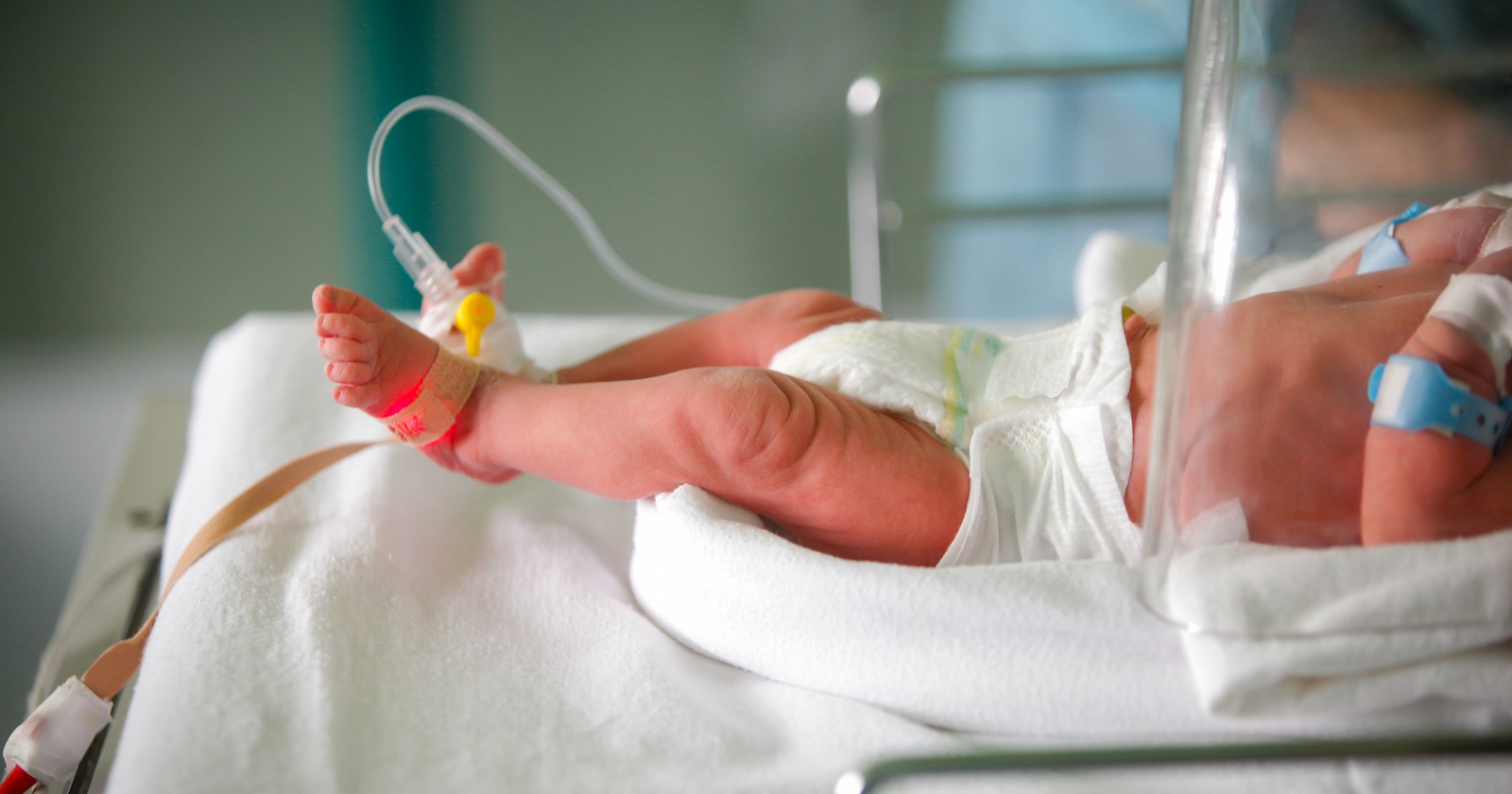 Ein Baby im Krankenhaus.