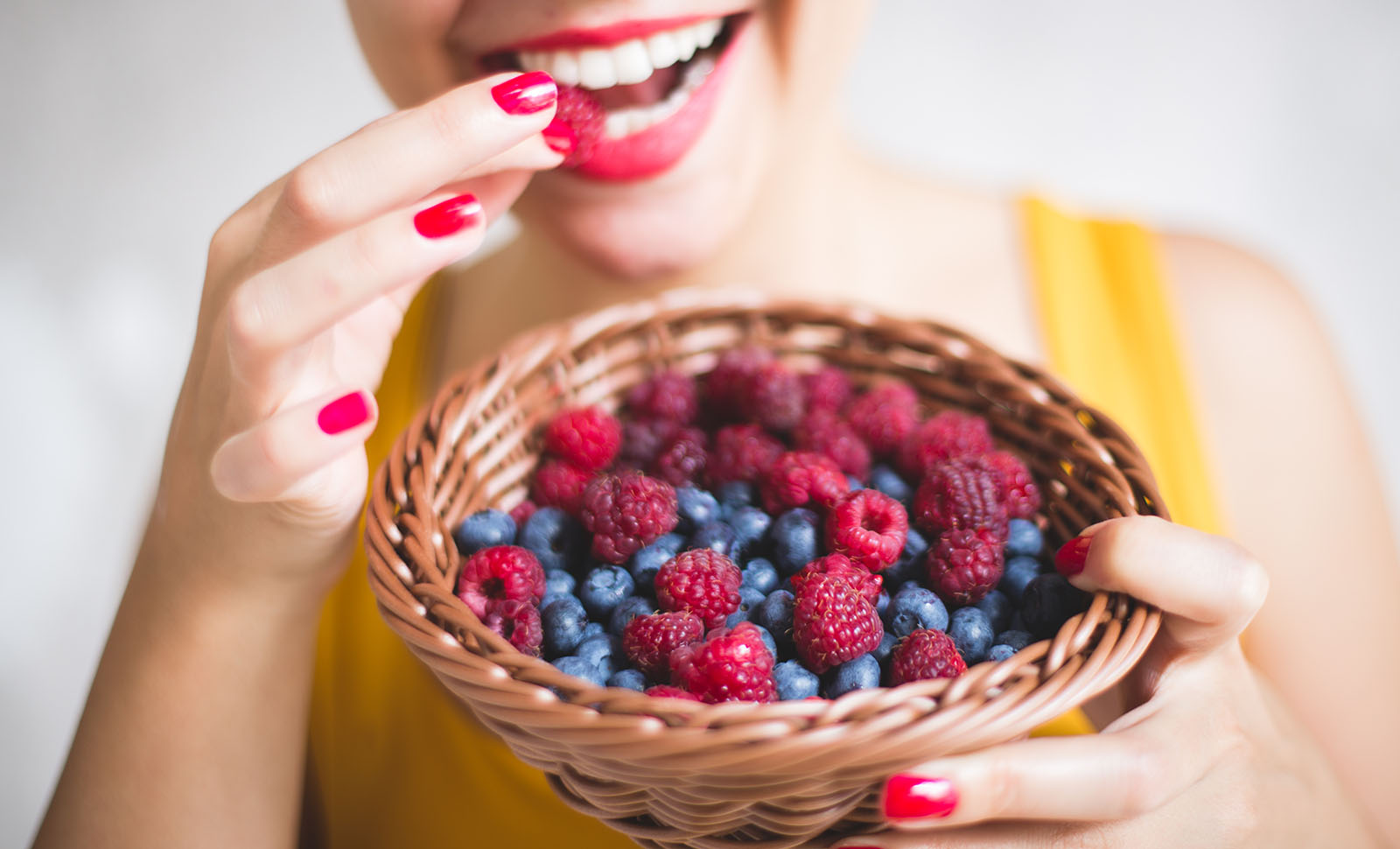 Frau isst Beeren | Credit: iStock.com/Hagi