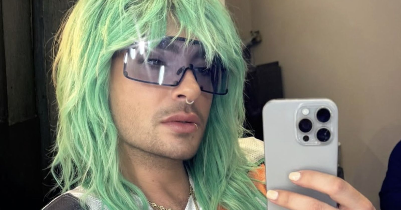 Bill Kaulitz mit grünen Haaren im Spiegel