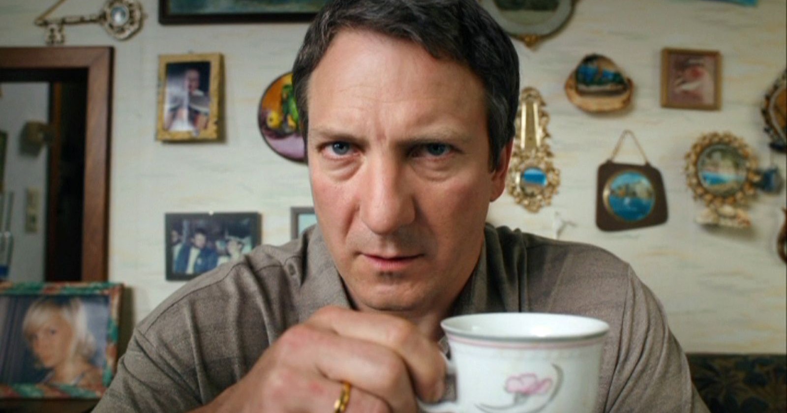 Robert Palfrader mit einer Tasse