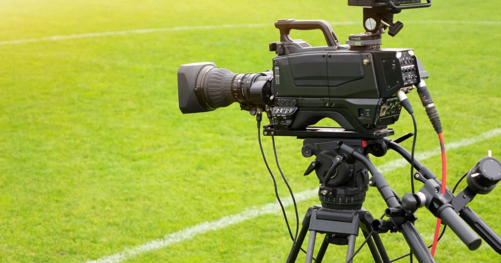 Kamera eines TV-senders auf einem Fußballfeld stehend