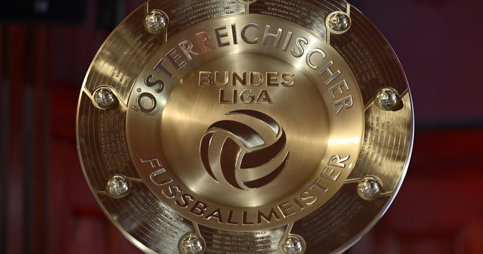 Der Meisterteller der österreichischen Bundesliga vor dunklem Hintergrund.