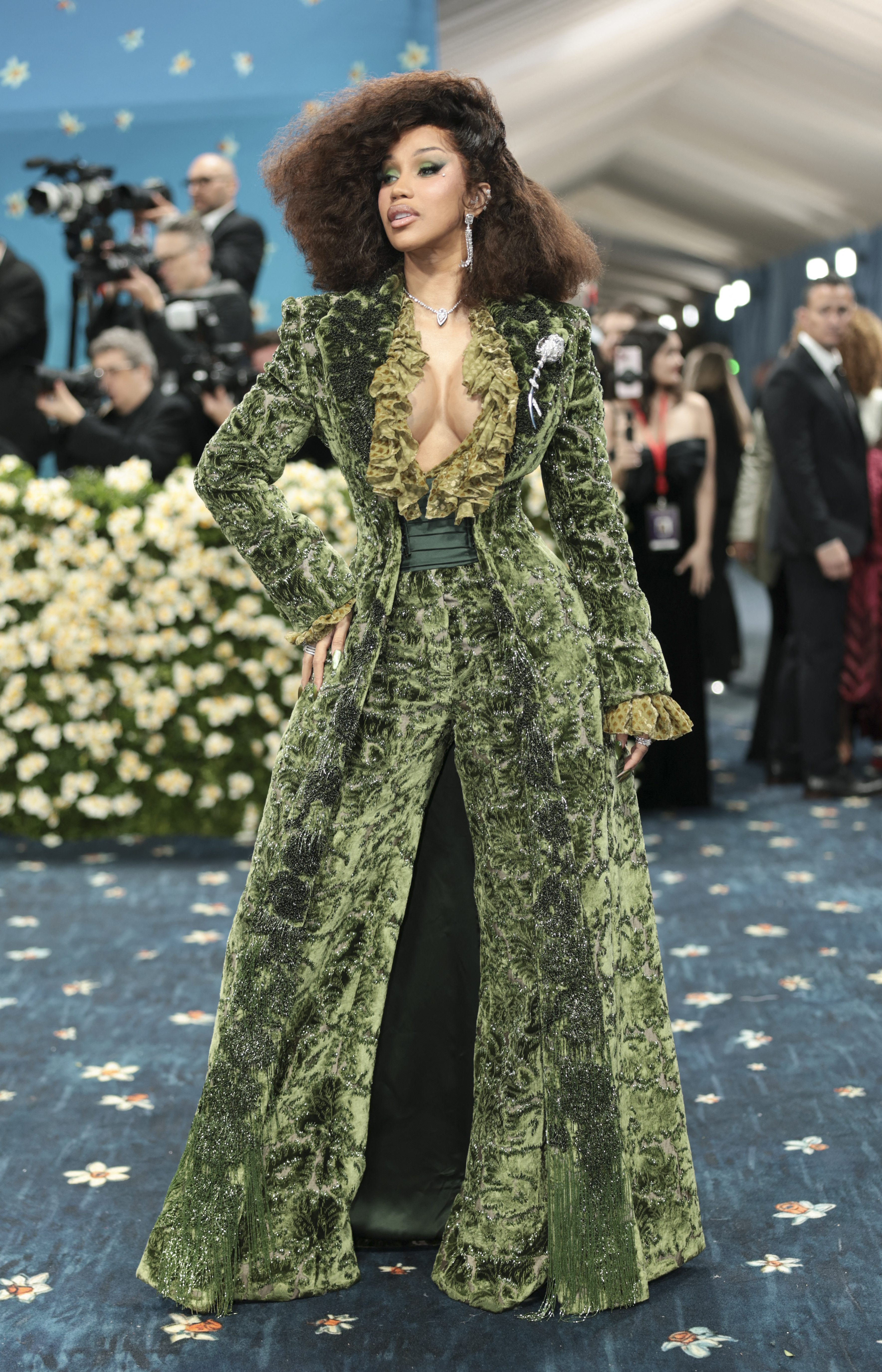 Frau in einem grünen Look mit Rüschen