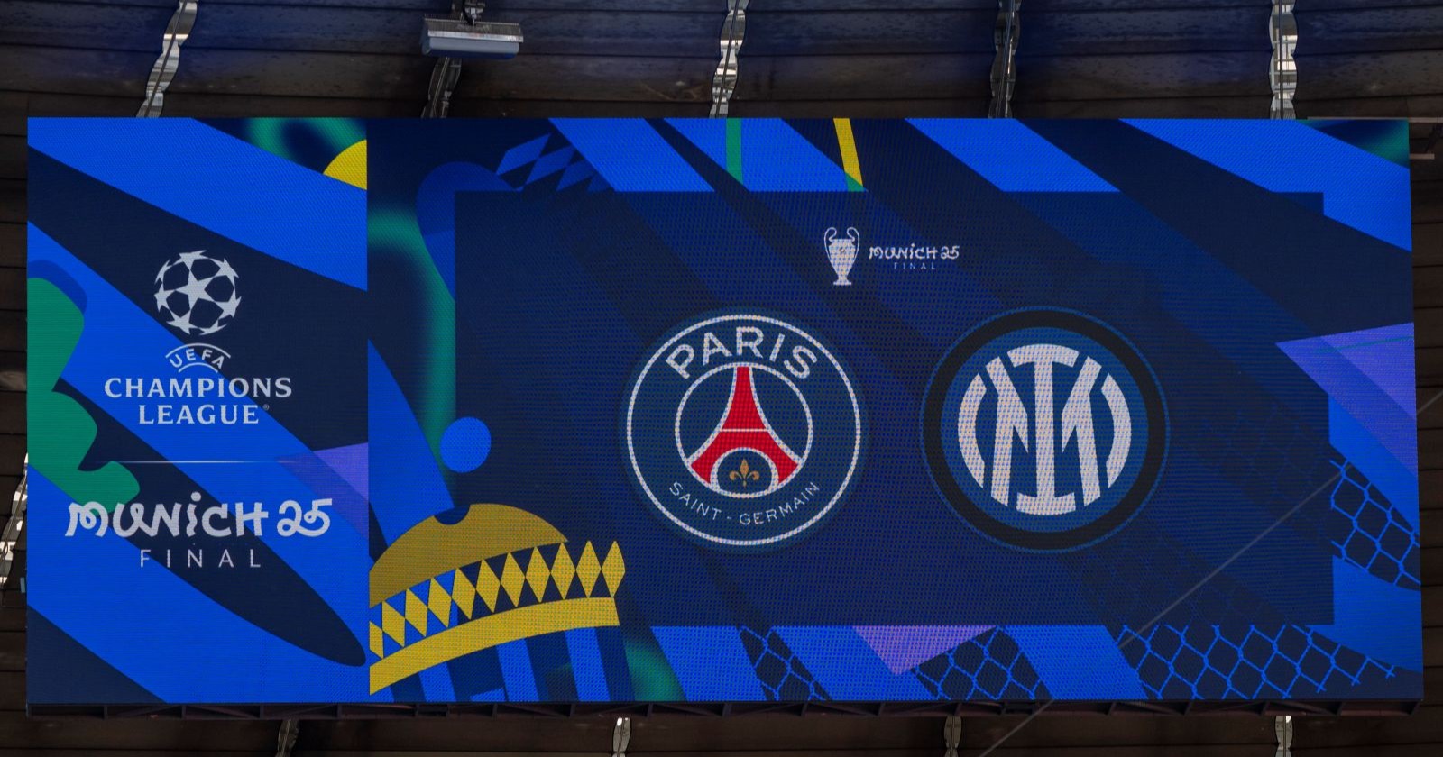 Anzeigetafel vor dem Champions League Finale 2025, die Tafel zeigt die Logos der Kontrahenten PSG und Inter Mailand
