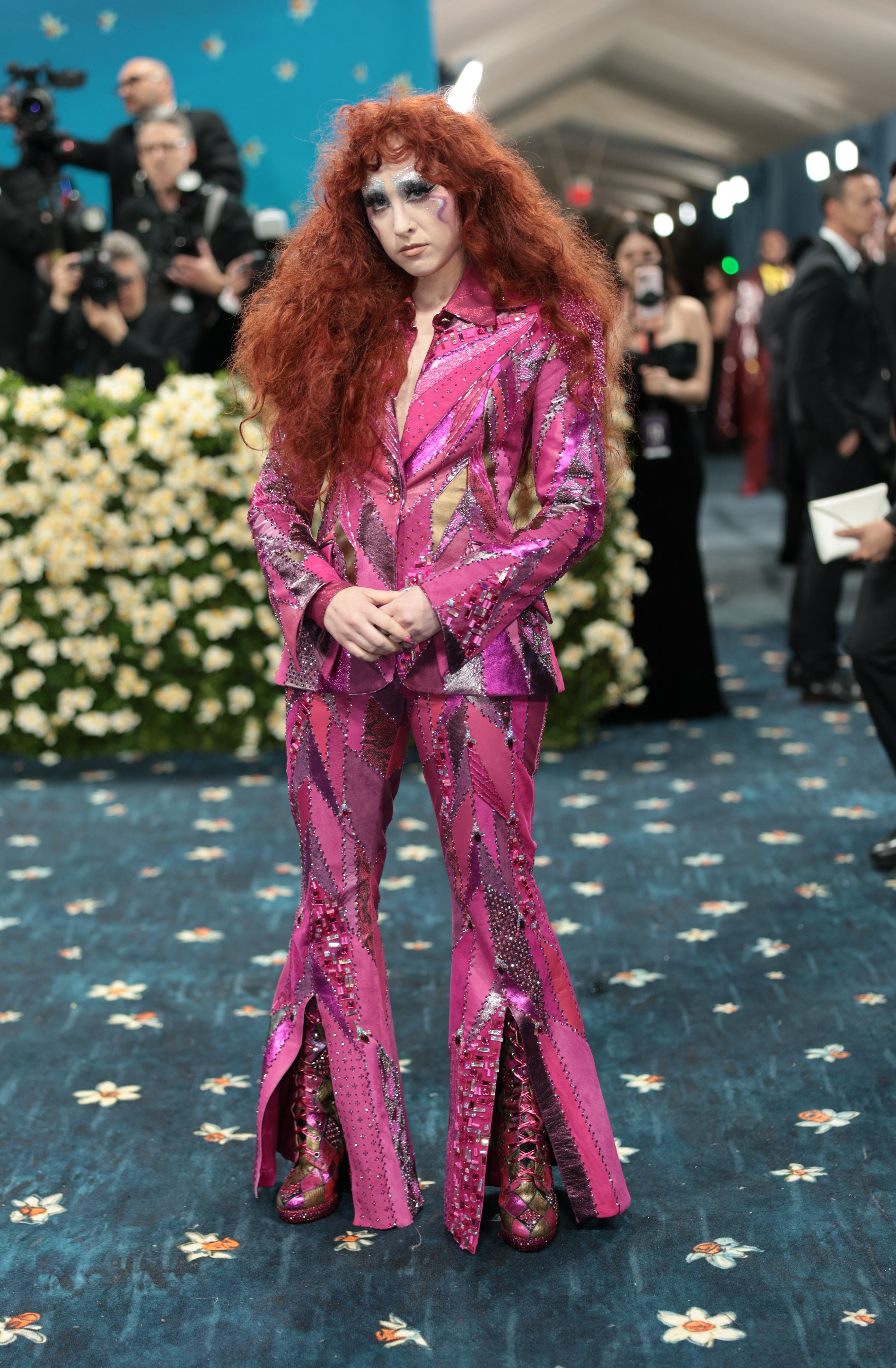 Frau in einem pinken Hosenanzug