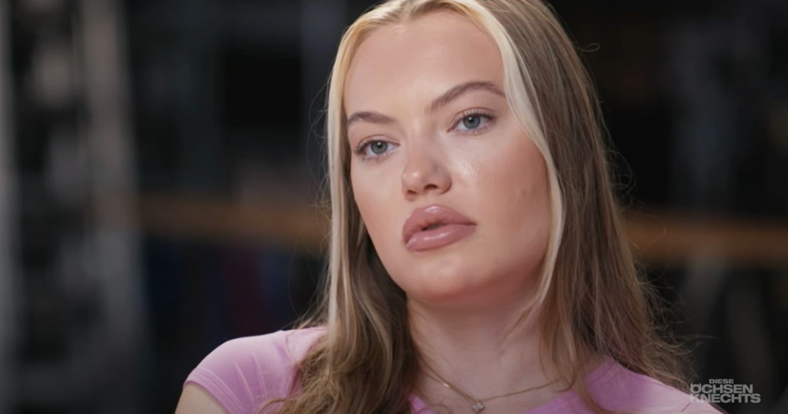 Cheyenne Ochsenknecht mit ernstem Gesichtsausdruck.