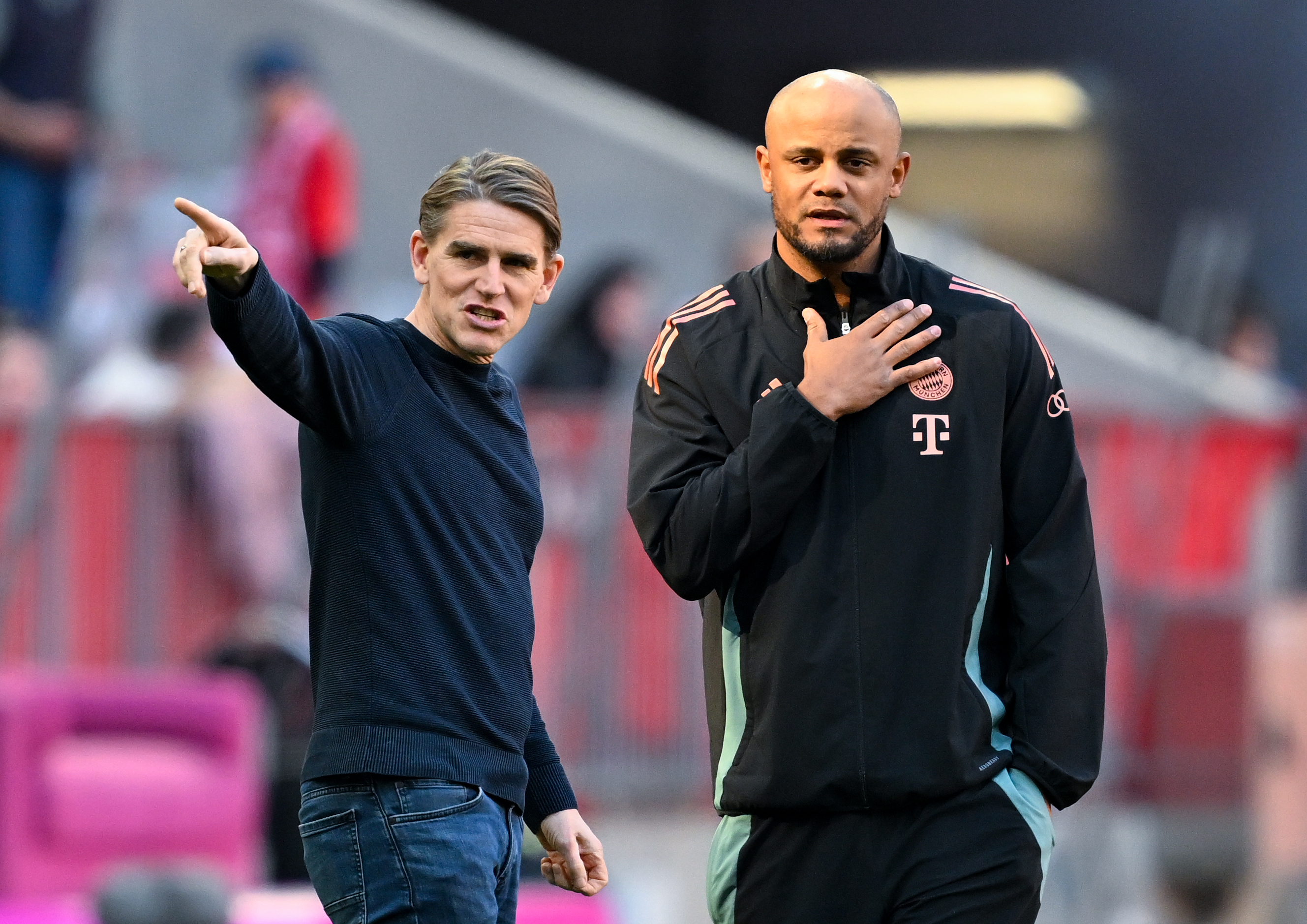 Christoph Freund und Trainer Vincent Kompany feiern die Meisterschaft – ein Duo, das den FC Bayern sportlich neu ausgerichtet hat.