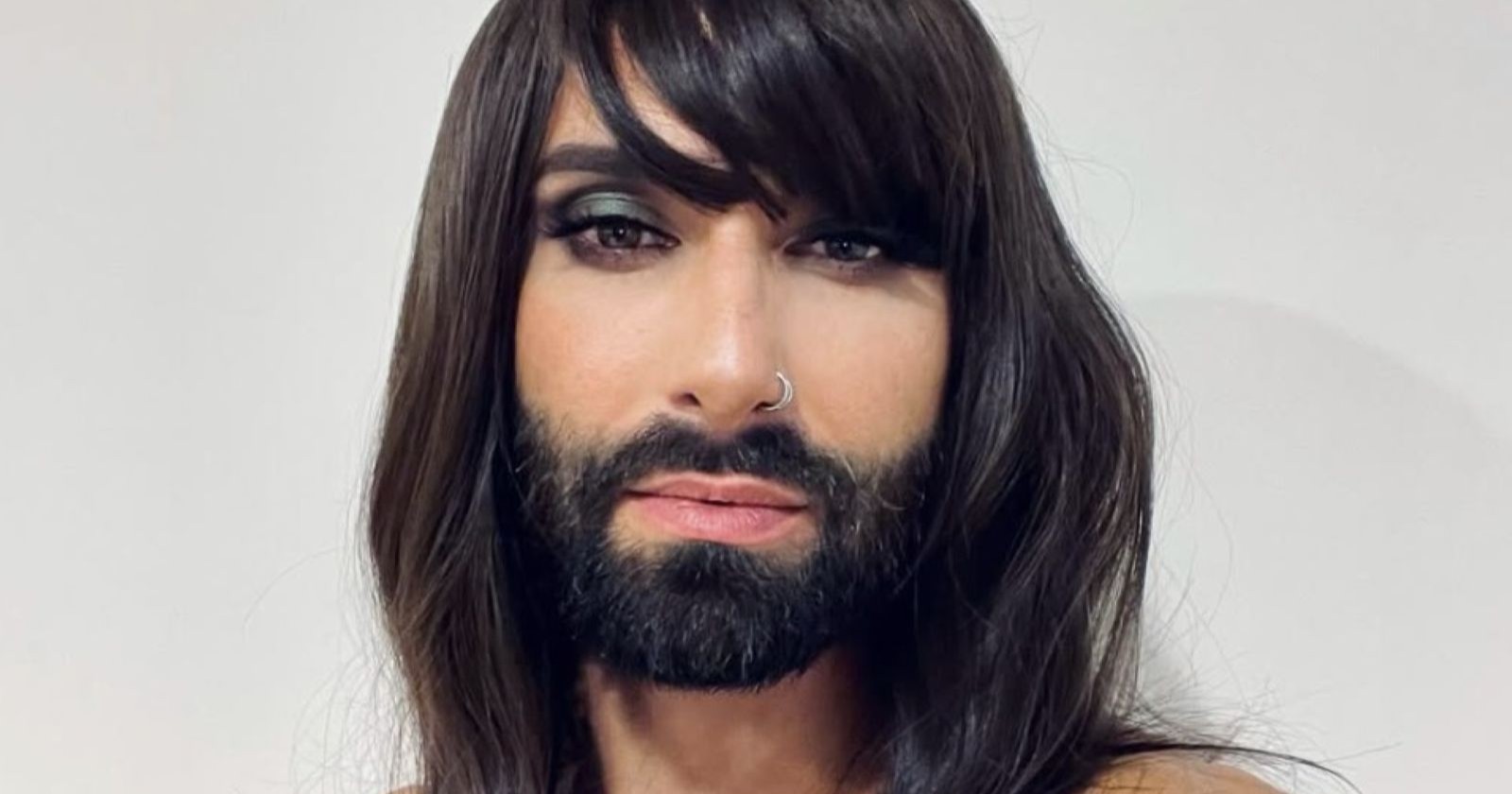 Conchita Wurst mit Stirnfransen und ernstem Gesichtsausdruck