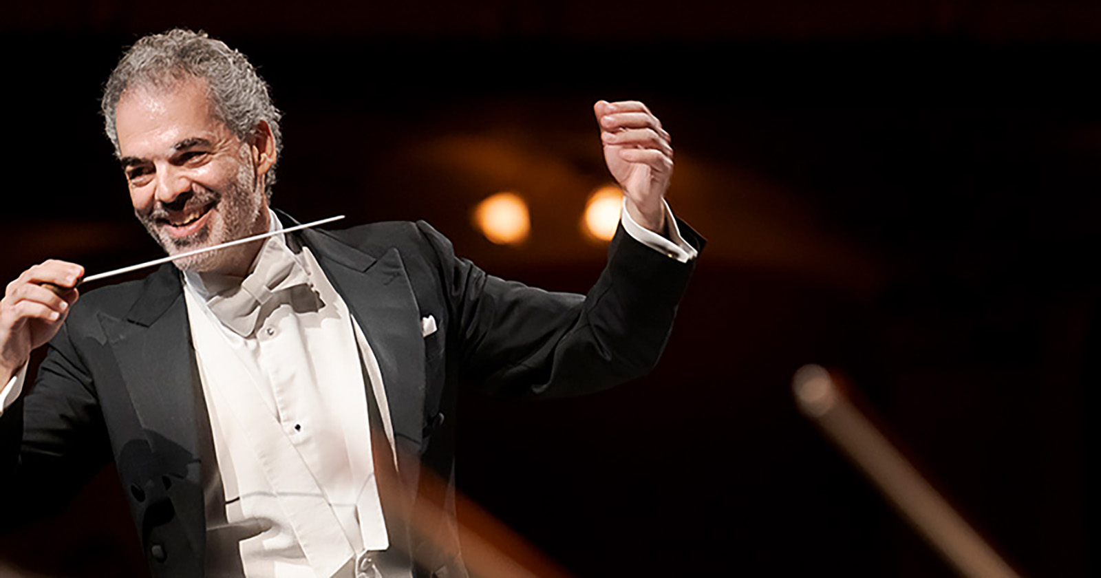 Chefdirigent Vassilis Christopoulos während eines Konzerts