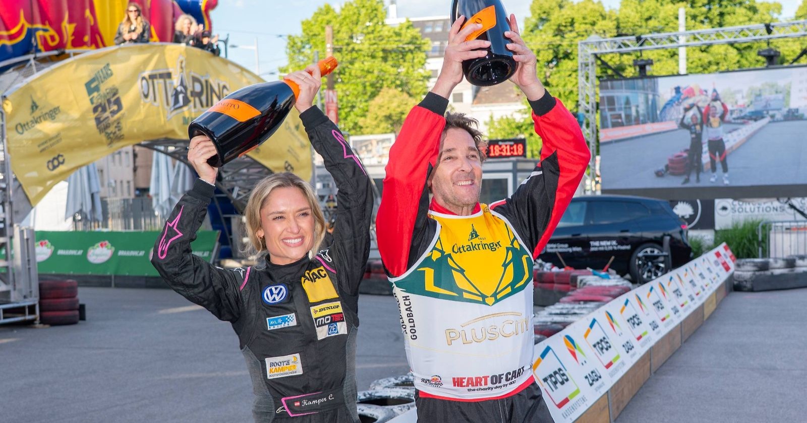 Corinna Kamper und Mark Keller mit Champagnerflaschen