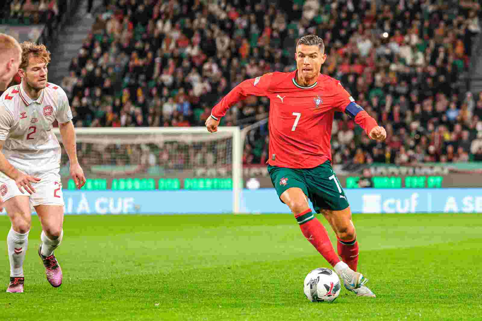 Cristiano Ronaldo in Aktion während er gerade auf den Fußball schießt.