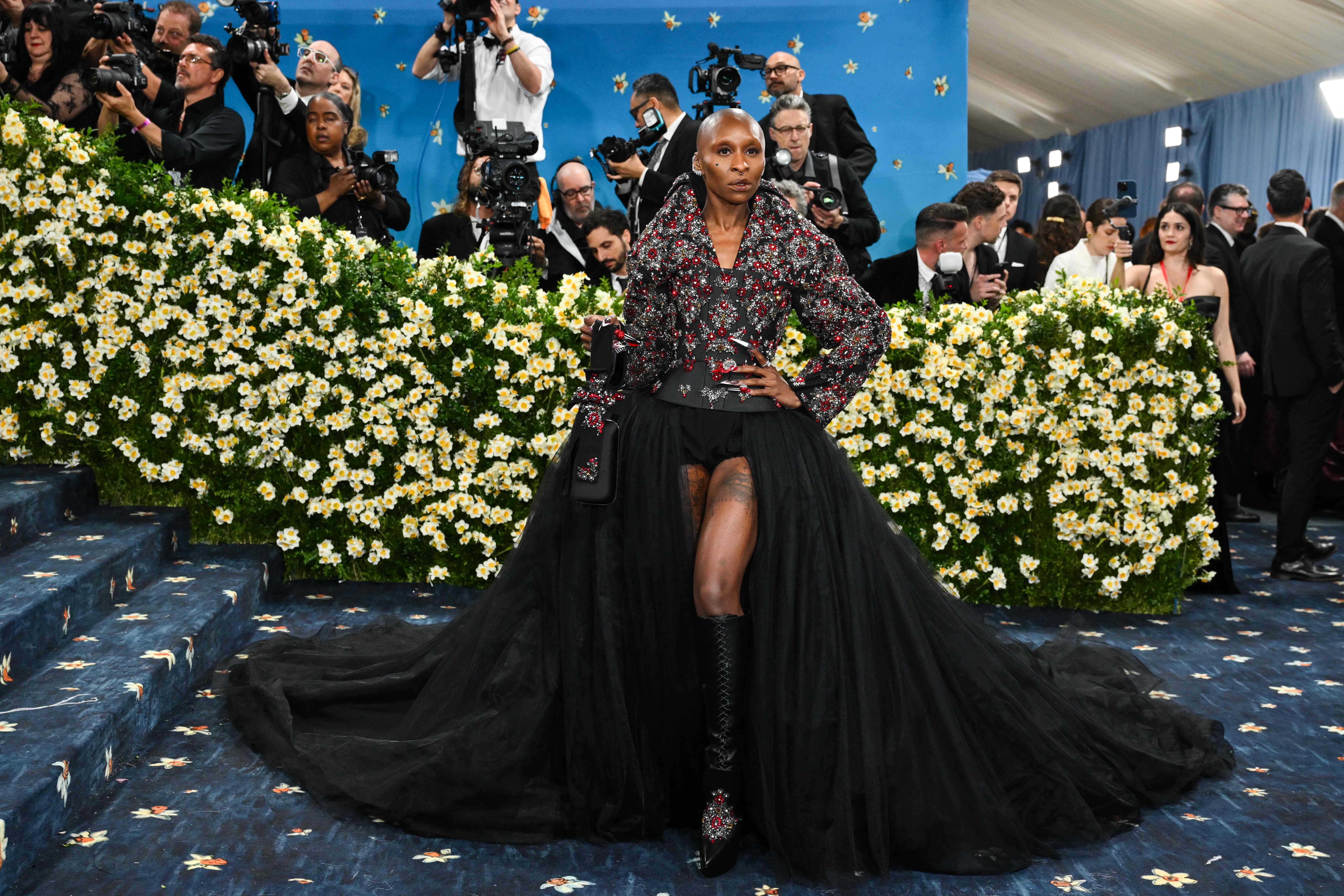 Eine Frau in einem voluminösen Outfit