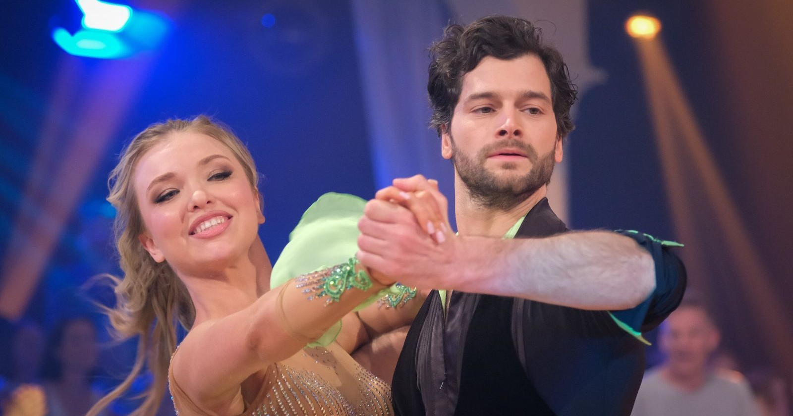 Aaron Karl und Katya Mizera tanzen zusammen