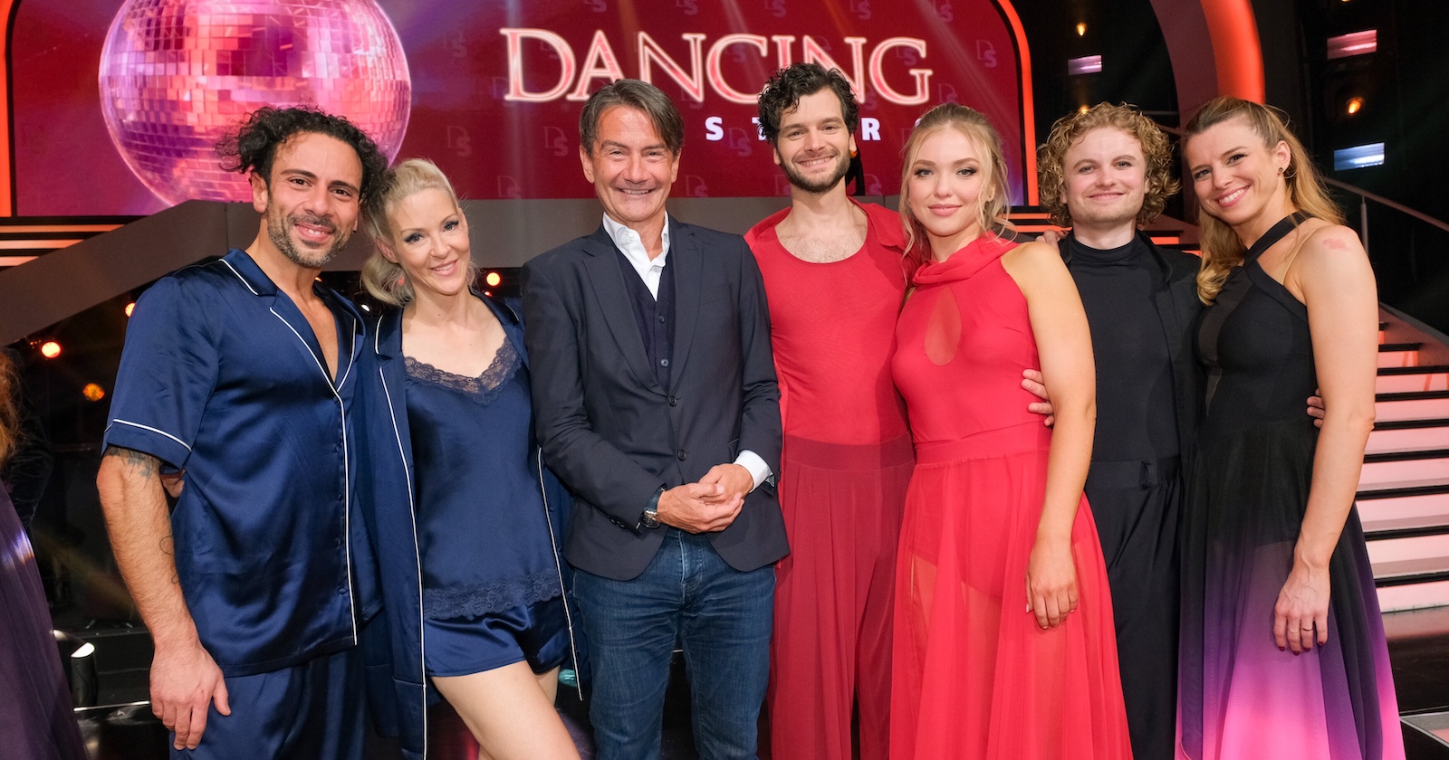Die Finalisten von „Dancing Stars 2025“ mit ORF-General Roland Weißmann (Mitte): Simone Lugner &amp; Danilo Campisi, Aaron Karl &amp; Katya Mizera sowie Paulus Bohl &amp; Catharina Malek vor dem großen Showdown – kurz bevor die bittere ESC-Pause 2026 verkündet wurde.