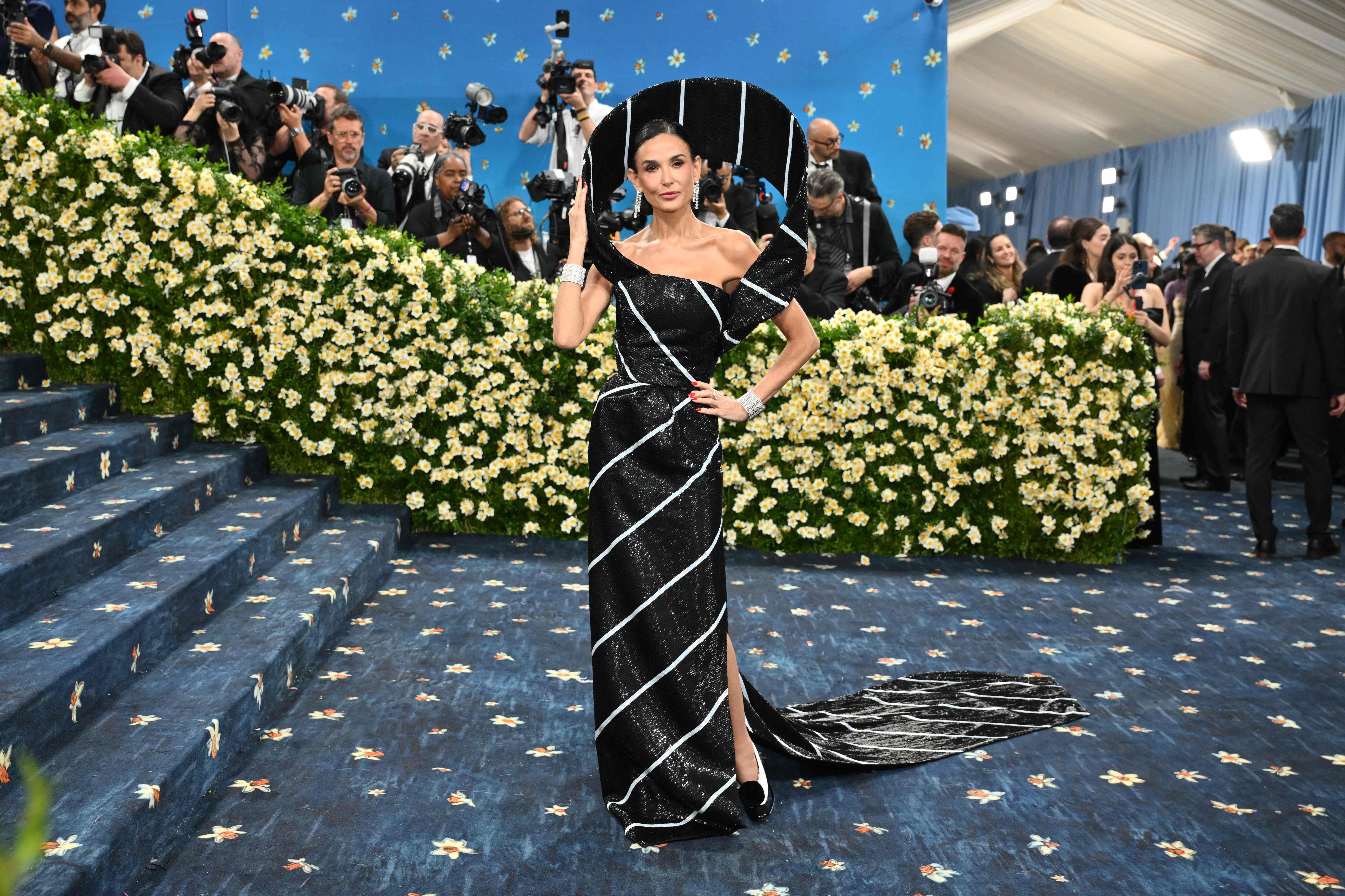 Frau in einem schwarz-weißen Kleid