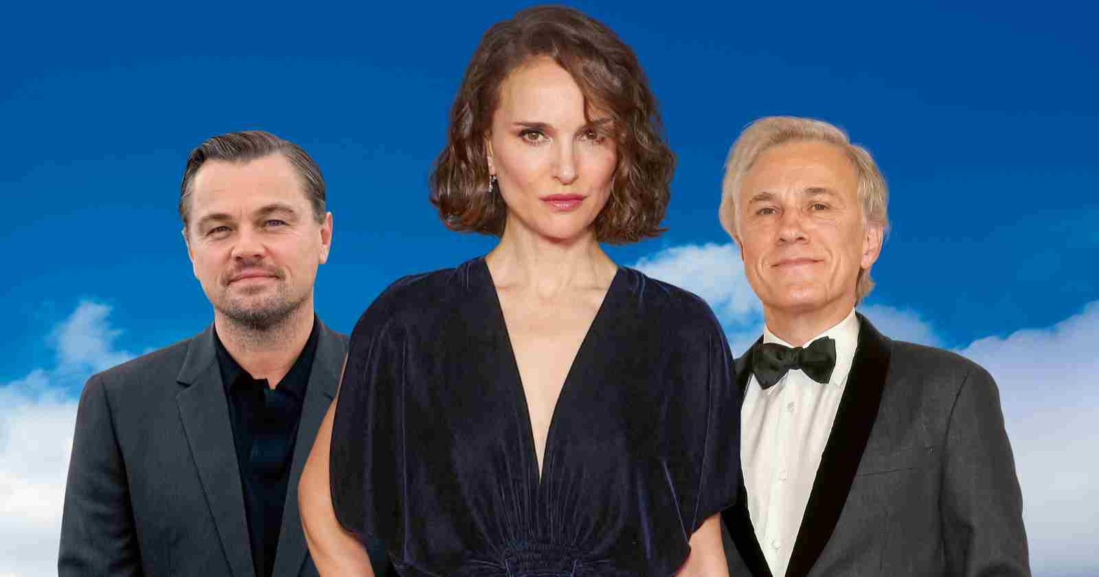 Leonardo DiCaprio, Natalie Portman und Christoph Waltz elegant in schwarz gekleidet, im Hintergrund blauer Himmel mit Wolken.