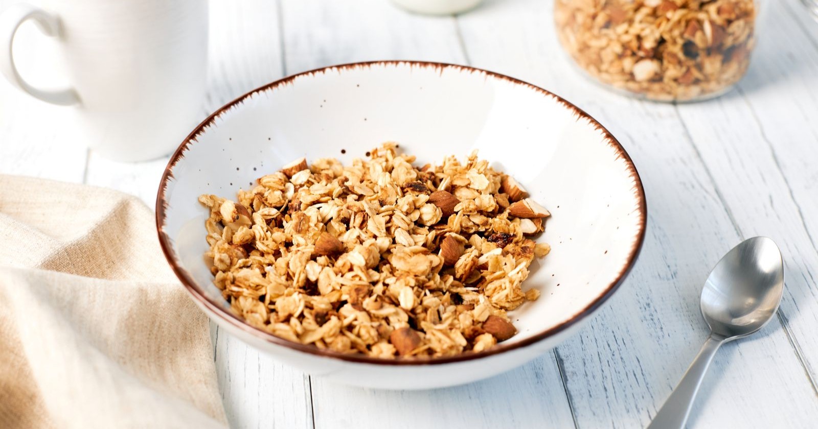 Eine Schüssel Müsli auf einem gedeckten Frühstückstisch