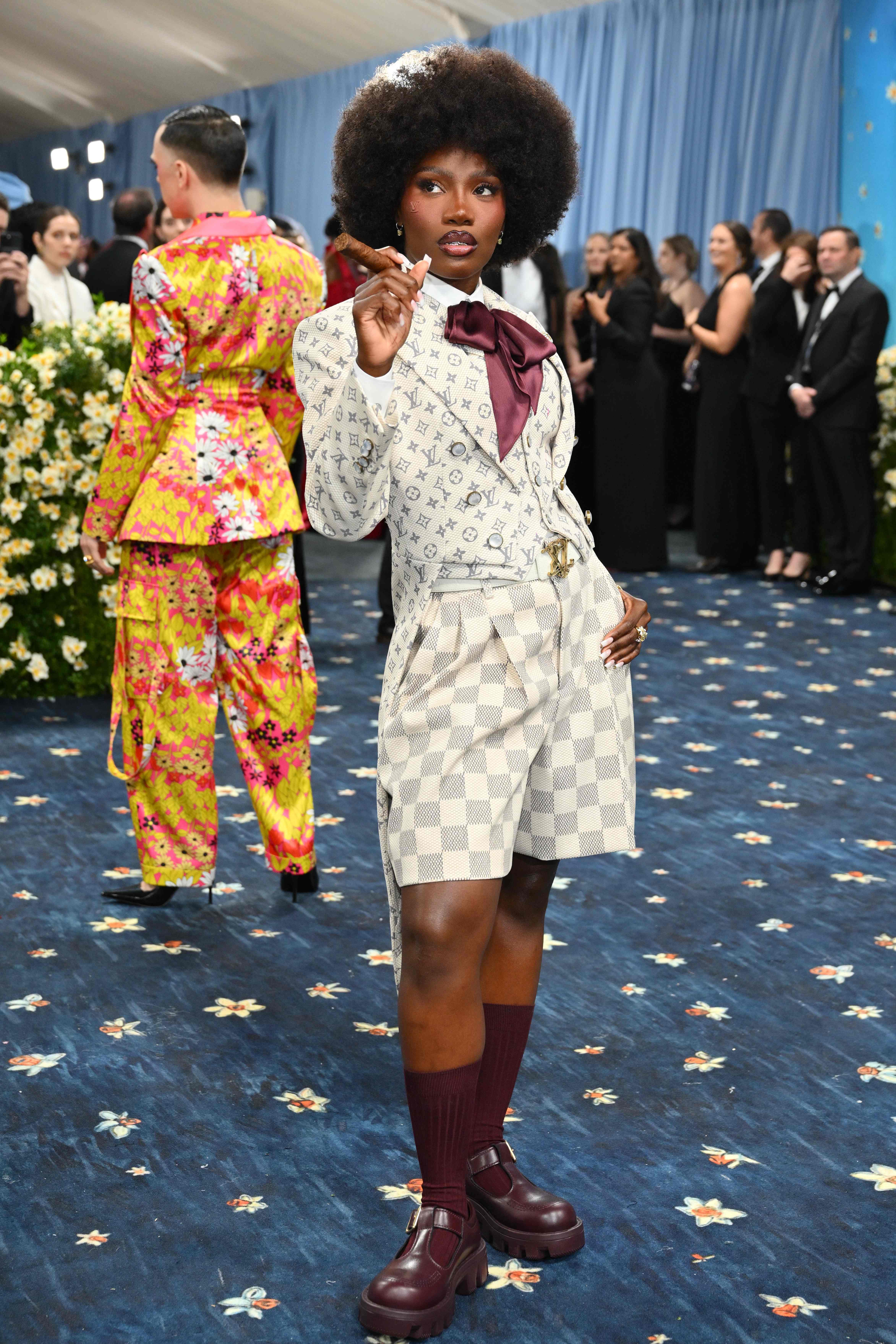 Frau in einem kurzen Hosenanzug