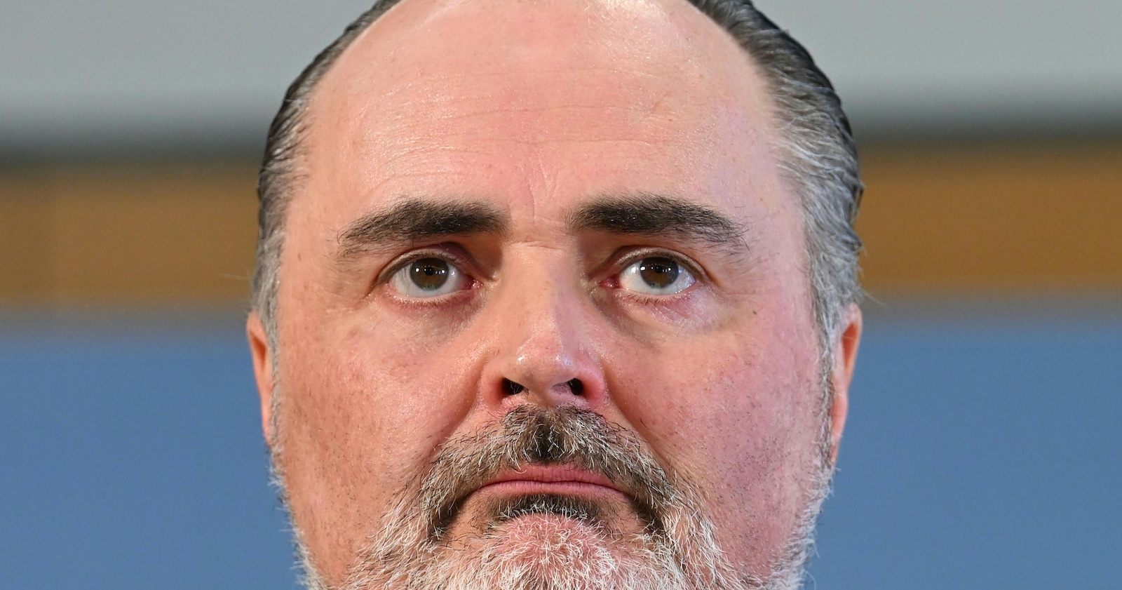 Burgenlands Landeshauptmann Hans Peter Doskozil (SPÖ) blickt ernst in die Kamera