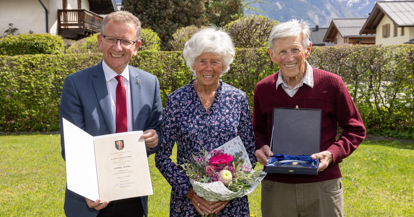 Anna-Maria und Georg-Karl Wimmer durften sich über Glückwünsche von Bürgermeister Andreas Wimmreuter zu ihrer Eisernen Hochzeit freuen.